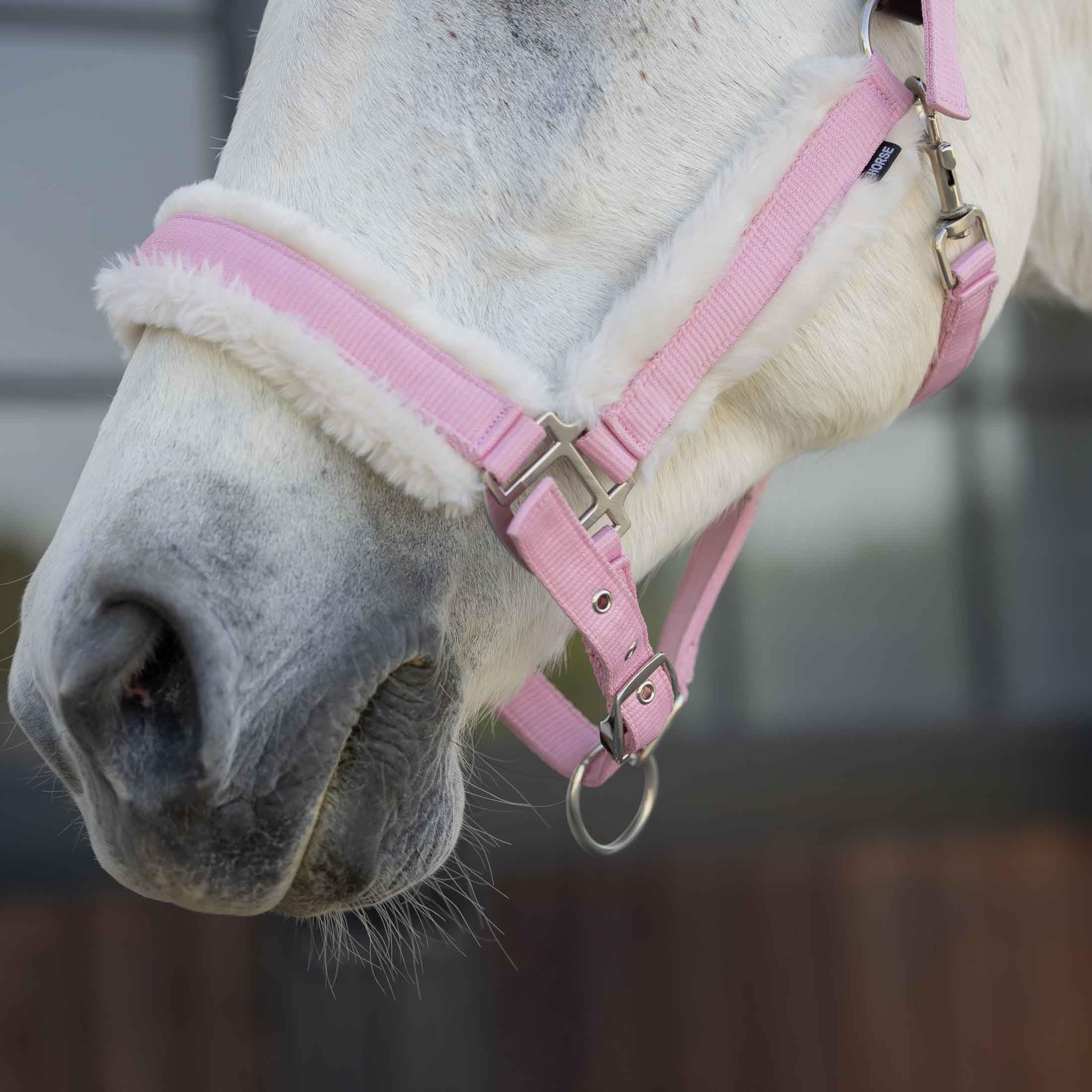 Equinavia Valkyrie - Cabestro de caballo de forro polar ultra ajustable, acolchado con cincha de nailon, color rosa dulce, blanco marfil, caballo