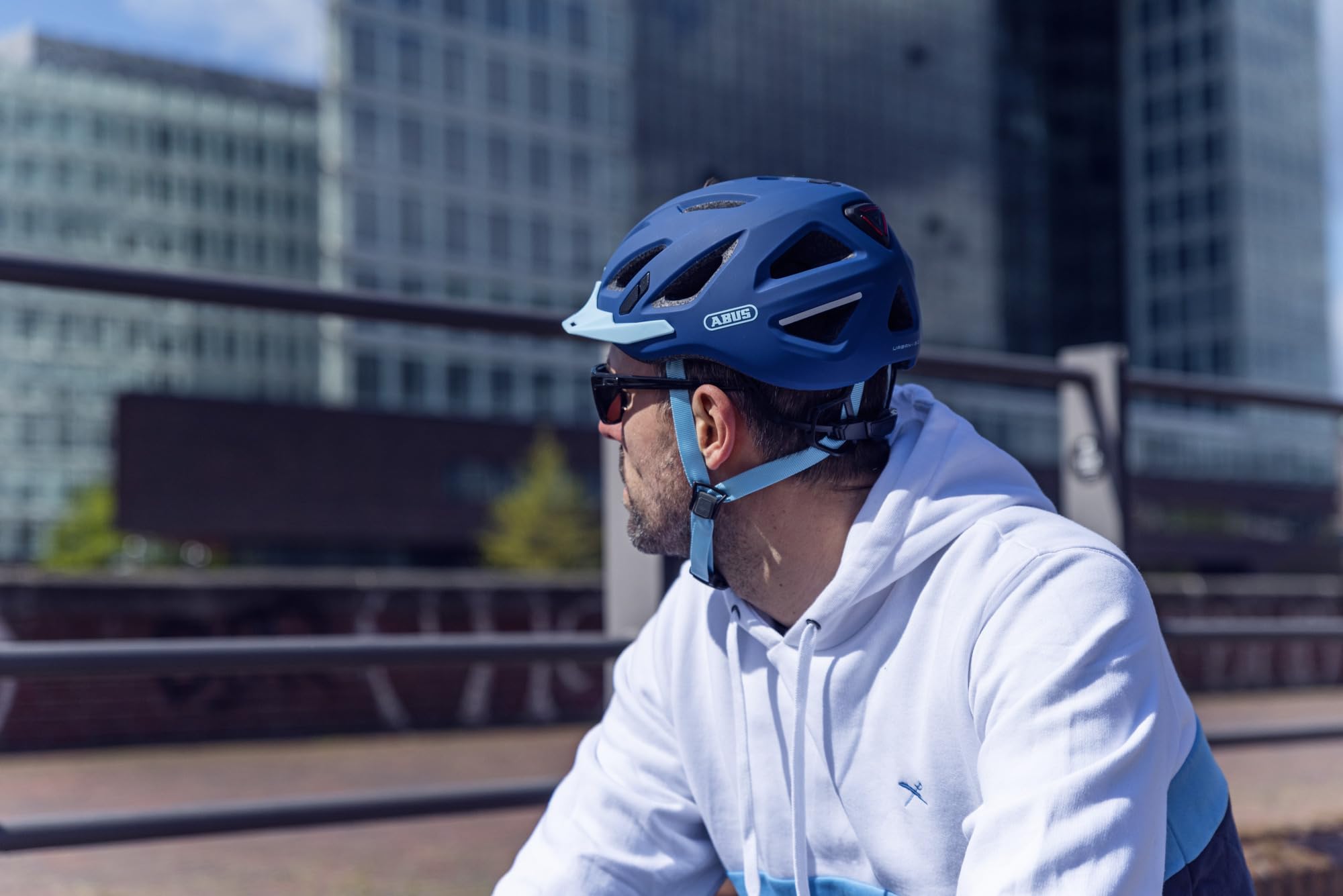 ABUS Kask miejski Urban-I 3.0 – kask rowerowy z tylnym światłem, daszkiem i zapięciem magnetycznym – dla kobiet i mężczyzn