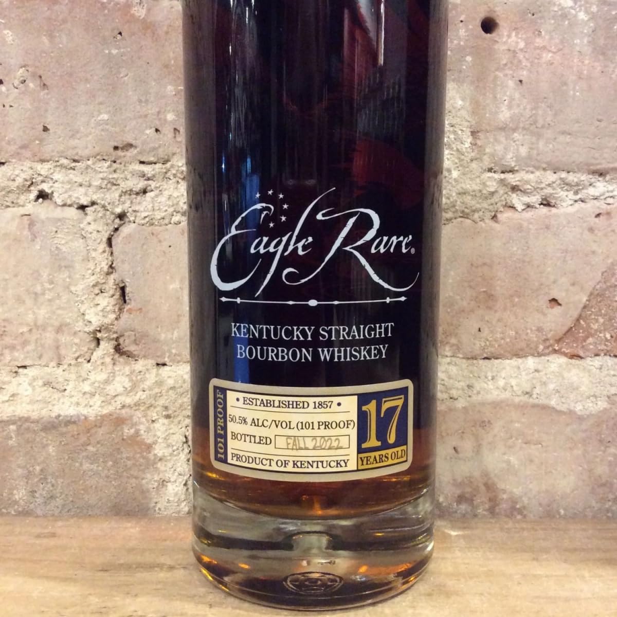 EAGLE RARE 10年 750ml 101プルーフ Bourbon Whiskey Eagle Rare 10 years – 750ml | Amazon.com.br