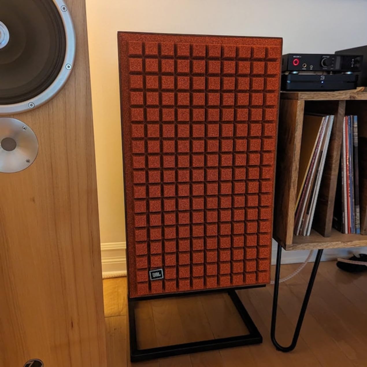 Amazon | ハンドメイドスチールスピーカースタンド|フォームパッド