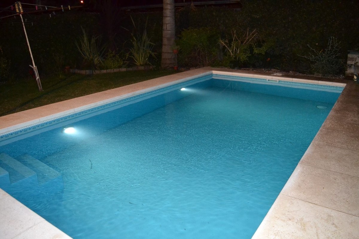 Foco Led superficie para piscina, 15W, luz blanca 6000K, 12V., Resistente al agua IP68, 180º de apertura, Encendido instantaneo,1100 lúmenes.