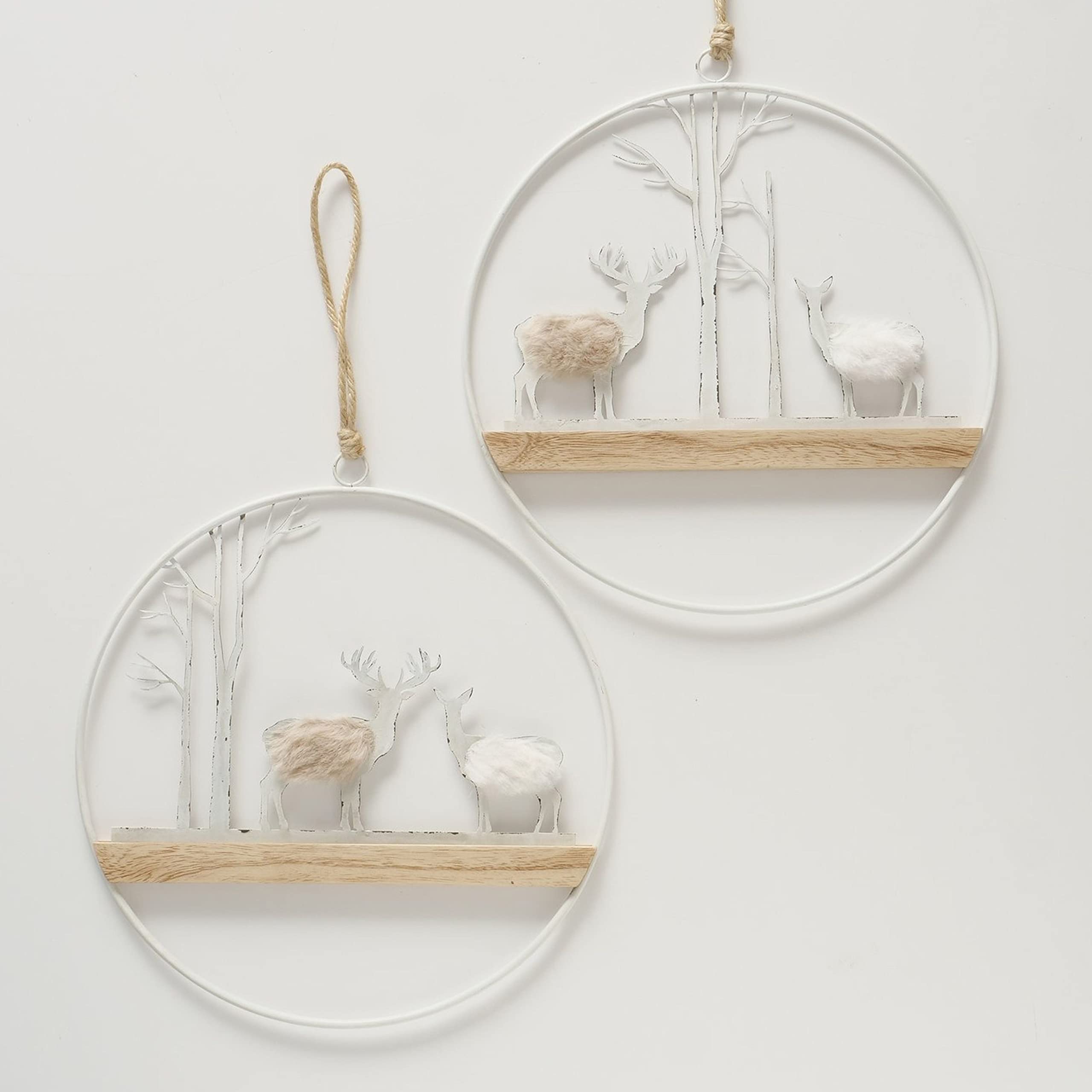 MamboCat 2tlg Set Deko-Anhänger Forrester aus Holz & Metall I Hirsch-Dekor mit Winterlandschaft I L 30cm, H 30cm I Weihnachts-Schmuck, Advents-Deko hängend, Christbaum, Fenster-Accessoire I X-Mas