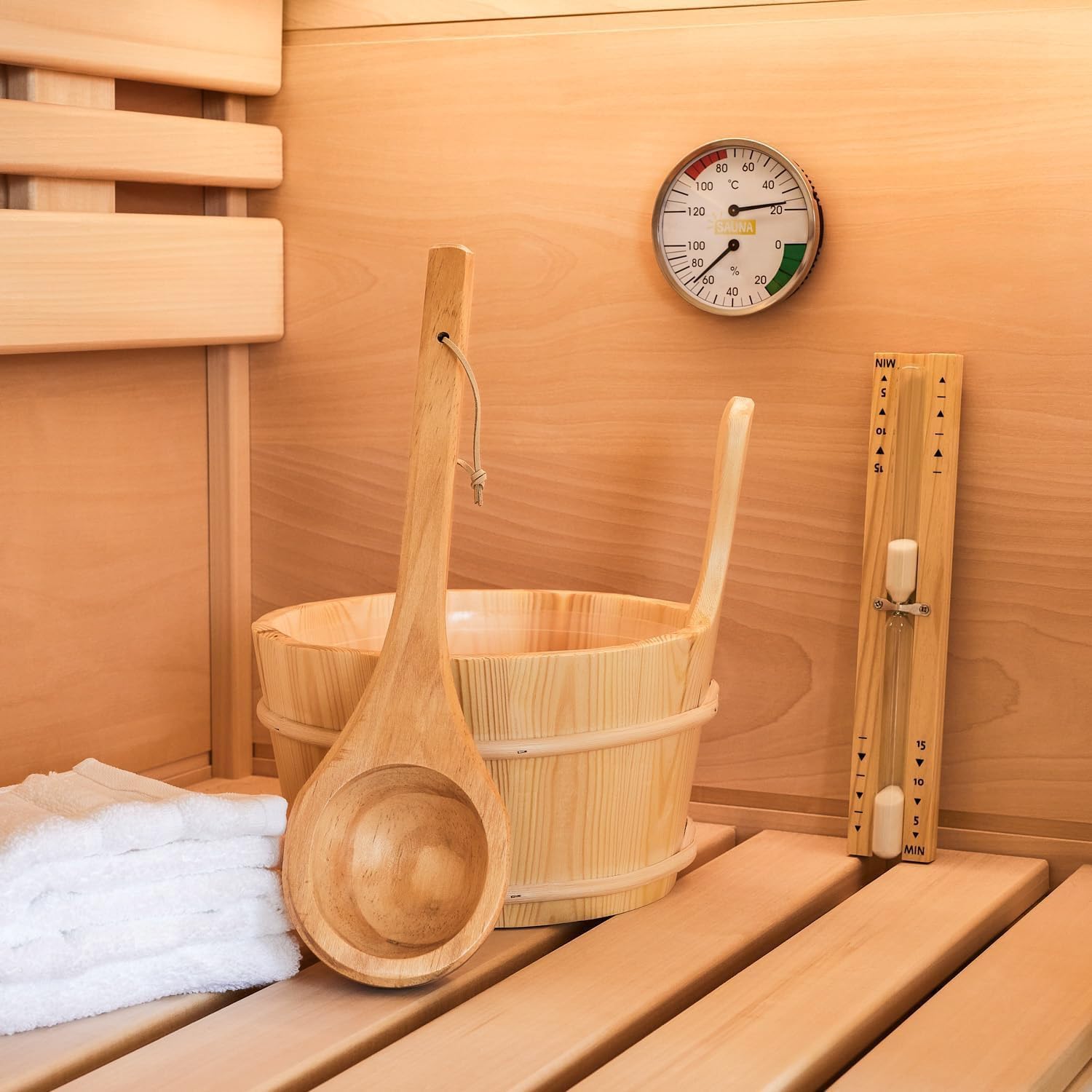 Klassisches Saunazubehörset 5-teilig aus naturbelassenem Holz mit Eimer 4l, Kelle, Thermometer & Sanduhr