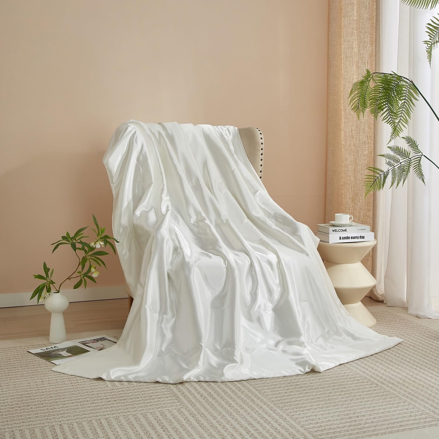 Luowei Coperta estiva in raso 200 x 200 cm bianco Raffreddamento liscio seta coperta confortevole traspirante può mantenere il corpo fresco per sudorazioni notturne e viaggi all'aperto