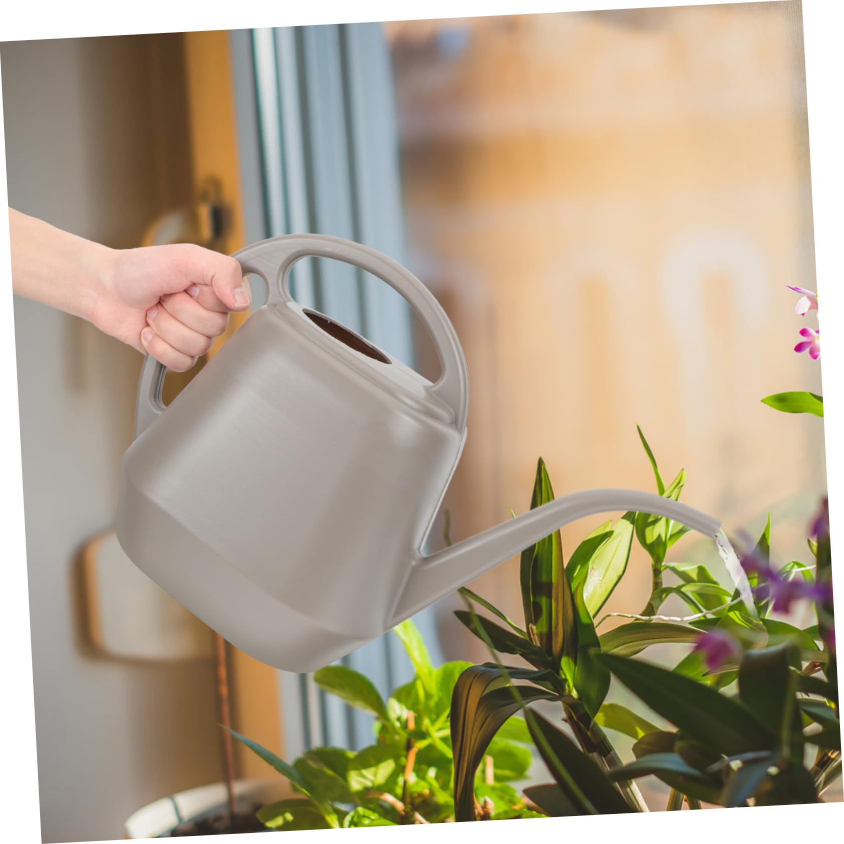 Regadera para Flores de Interior y Exterior Boquilla Larga, Capacidad 4l, Plástico Resistente Color Café para Riego de Plantas y Suculentas