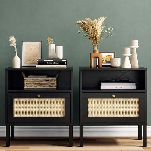 Angel Sar Juego de 2 mesitas de noche de ratán, mesita de noche bohemia negra con puerta de ratán, gabinete de almacenamiento, espacio de