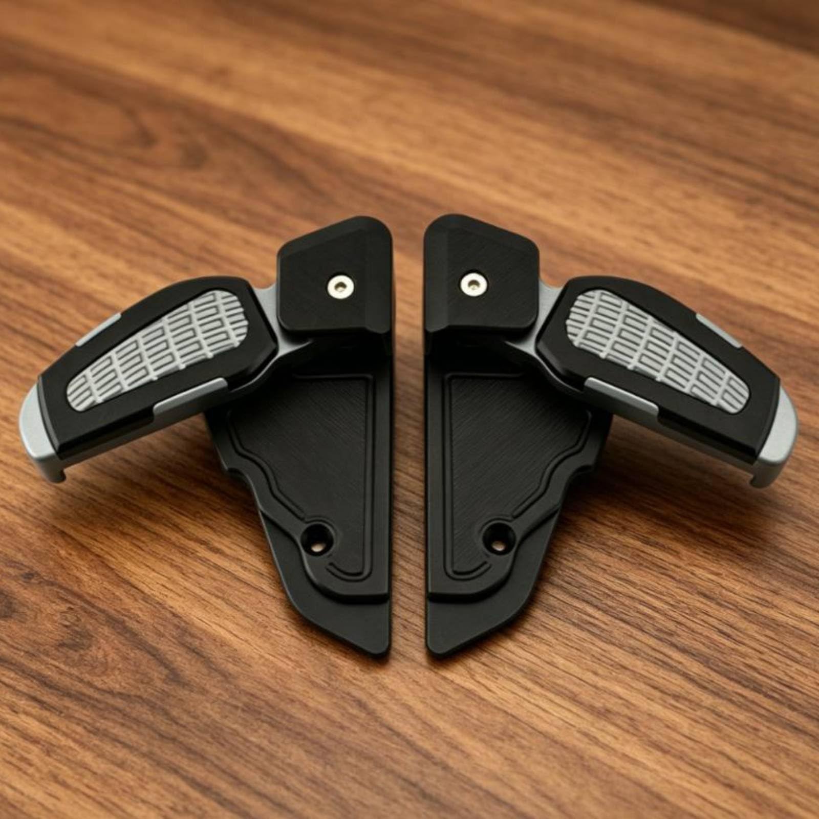 Poggiapiedi Pieghevole Struttura Robusta Pedana Posteriore Poggiapiedi Passeggero Alluminio Leggero Funzione Ribaltabile Adatto a Viaggi Brevi Passeggeri Tragitti Cittadini, Black-titanium