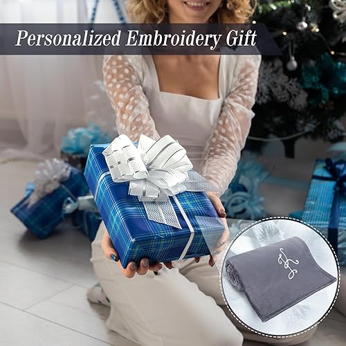 Miniatura 4 de Mantas personalizadas de 60 x 80 pulgadas para adultos con letras bordadas, manta de forro polar con monograma, suave y acogedora manta