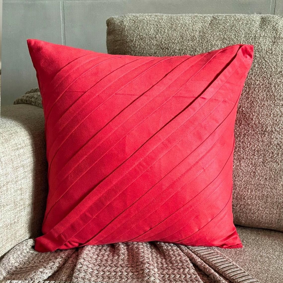 The HomeCentric Rosso 50x50 cm EcoEcopelle Scamosciata Sintetica Federe per cuscini, Pintucks, Strutturato, A Strisce Scamosciato Federa Cuscino, Contemporaneo Tinta Unita - Contemporary Red