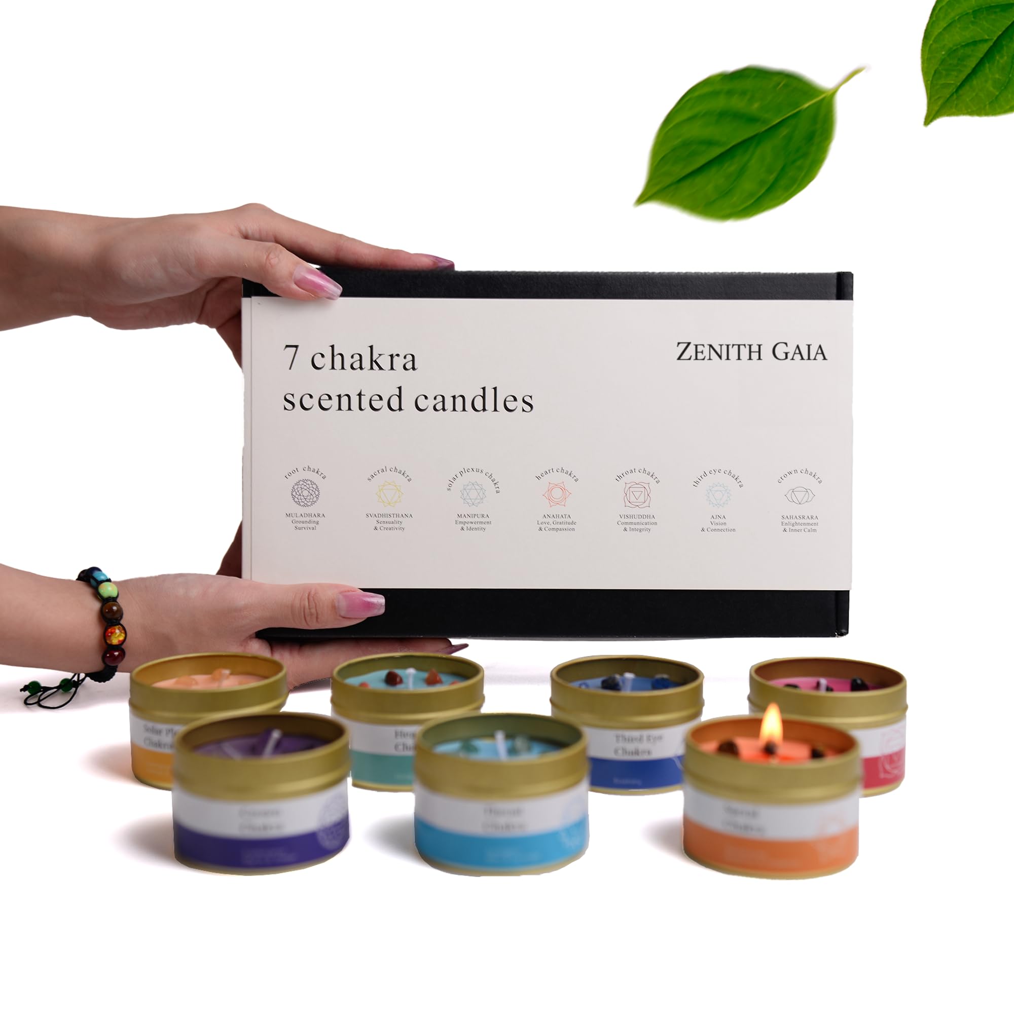 Chakra Kerzen Set – Handgegossene Duftkerzen mit Premium-Kristallen in edlen Blechschalen inklusive Chakra Armband – 7er-Set für Meditation, Stressabbau und spirituelle Balance
