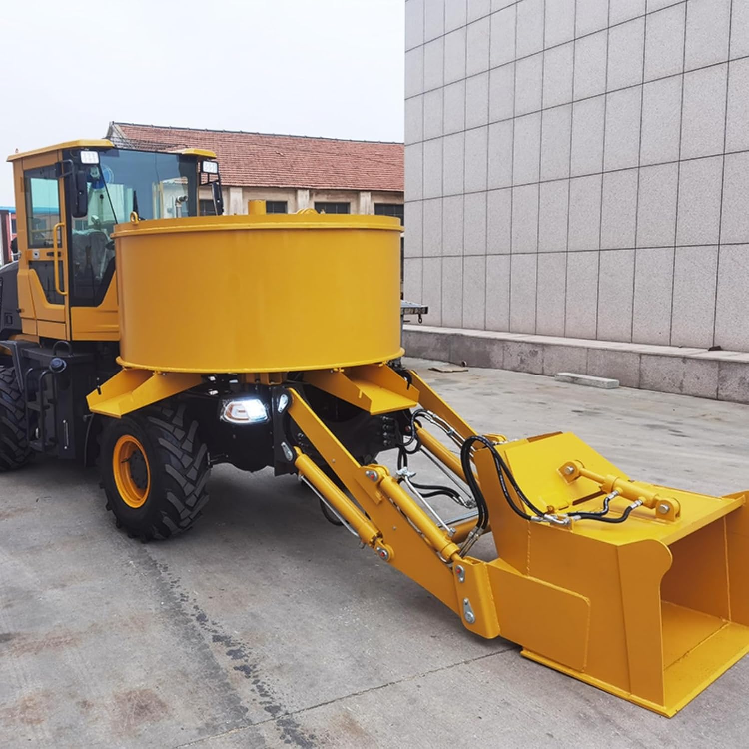 On Site Capable Self Loading Concrete Mixer Truck with Automatic Feeding, Smooth Drum Rotation for Consistent Mix Quality