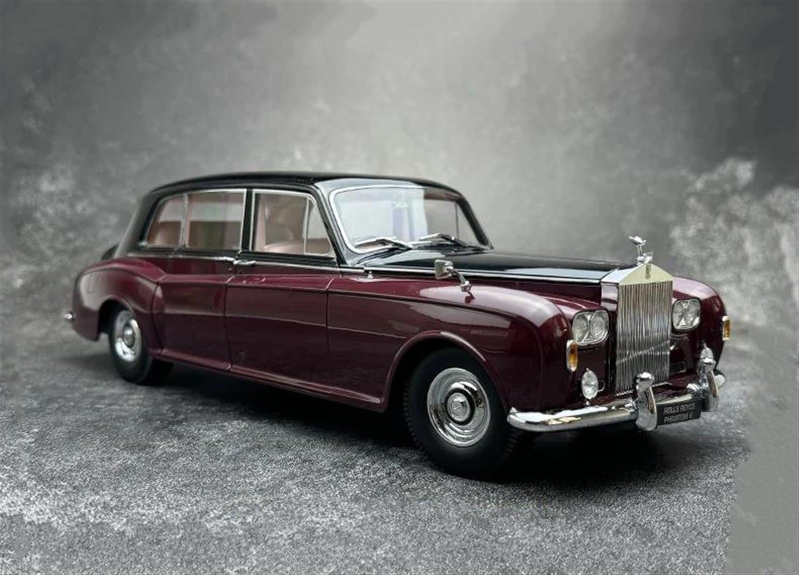 MÔ HÌNH Ô TÔ ROLLS-ROYCE PHANTOM VI (ĐỎ BẠC) 1:18 KYOSHO