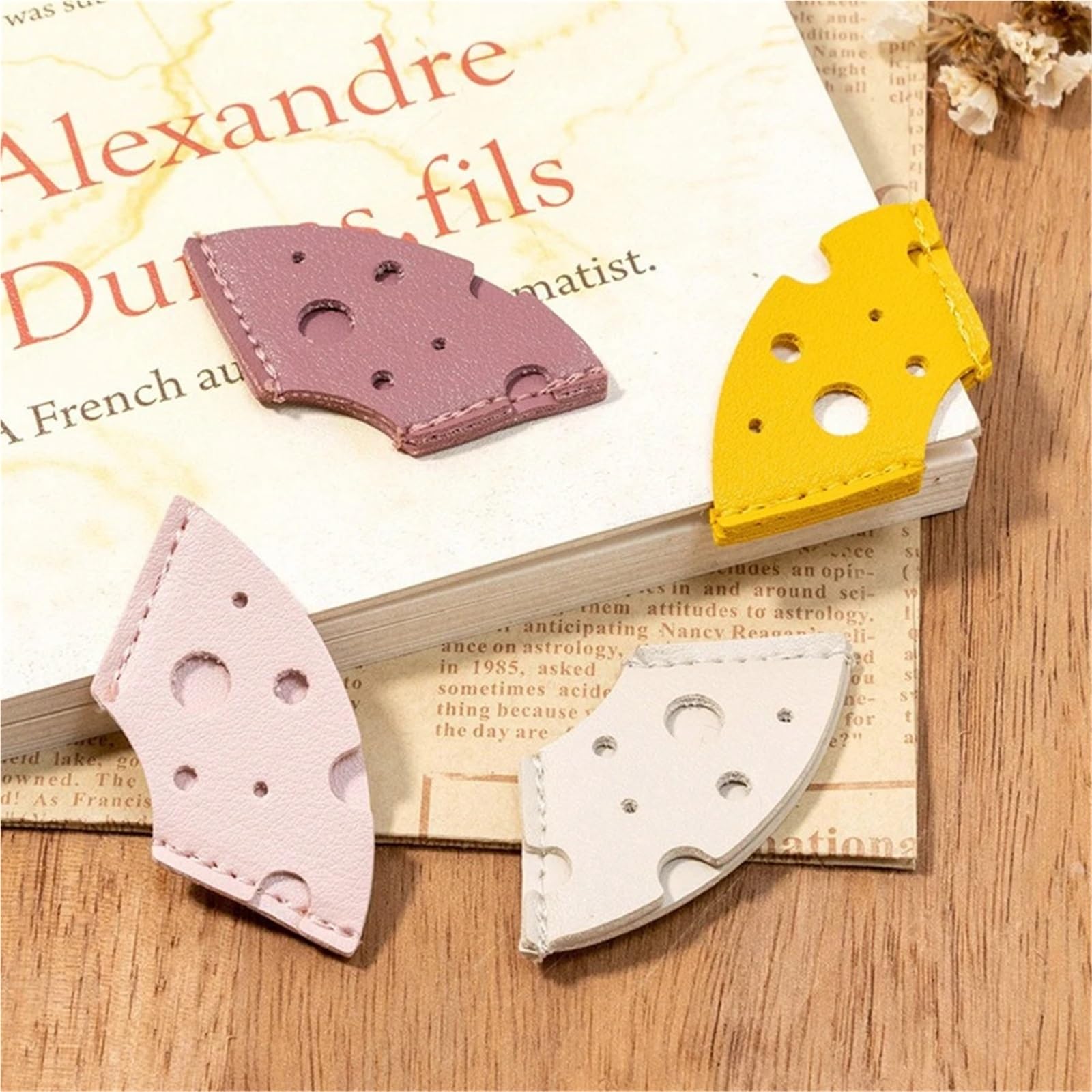 Ecke Seite Buch Marks Käse-Lesezeichen aus hohlem Leder