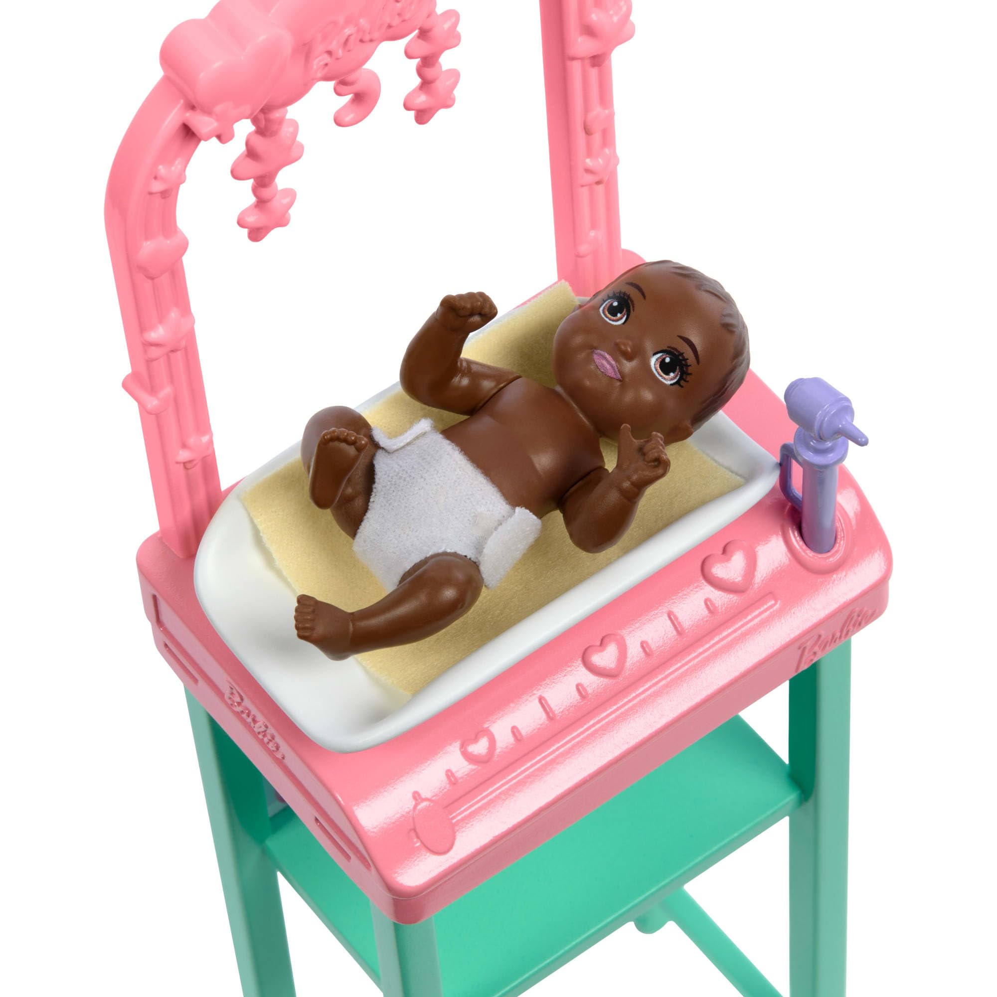 Barbie Carriere - Pediatra, set bambola bionda con divisa da medico rosa e un neonato, stetoscopio, mobili e accessori inclusi, giocattolo per bambini, 3+ anni, JCR72