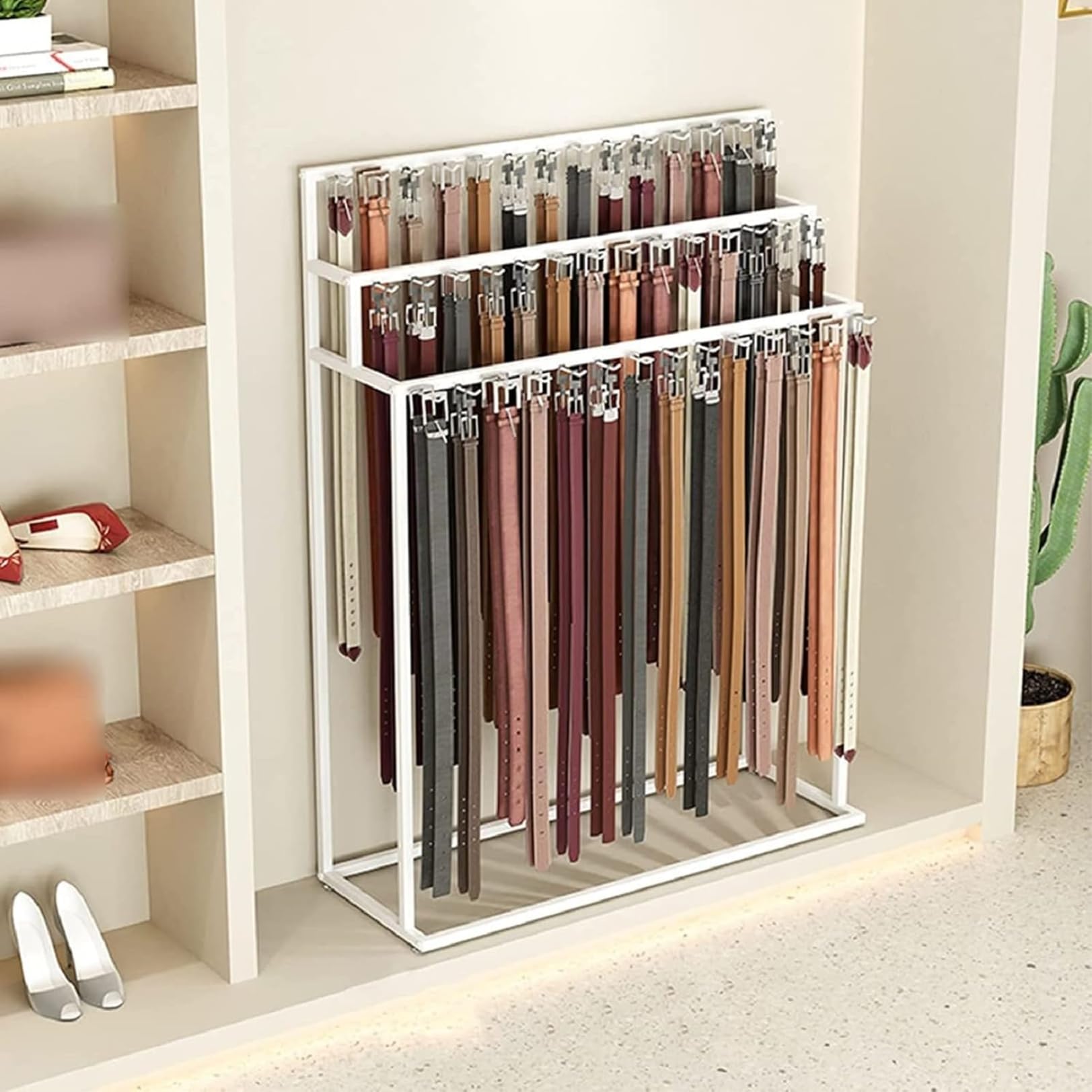 Percha móvil de metal para cinturones, diseño duradero con ruedas giratorias suaves para organizar ropa en tiendas y armarios domésticos, solución versátil para mostrar ropa