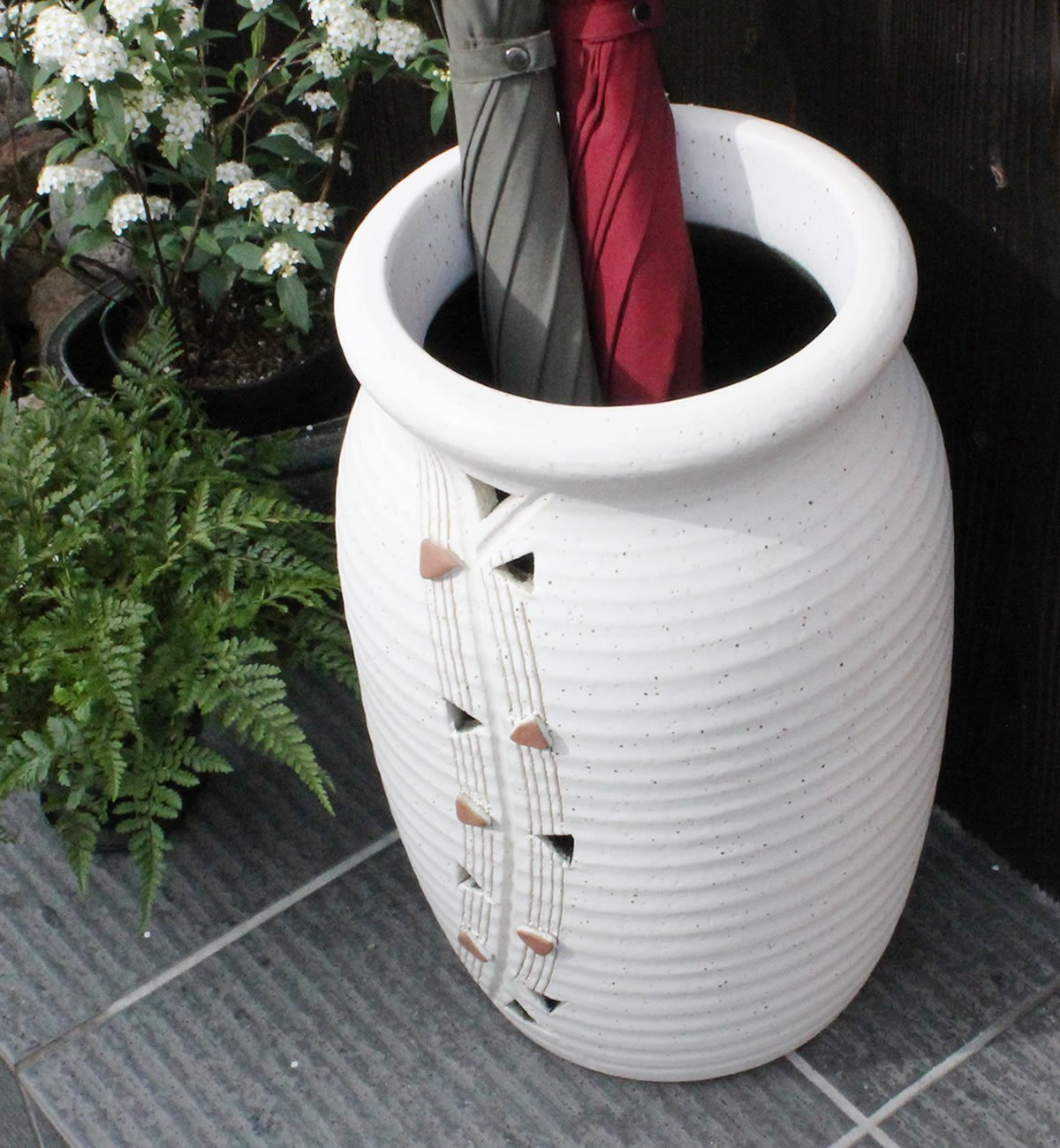 Amazon｜信楽焼 トライアングル壺型傘立て しがらき焼 笠立て 陶器