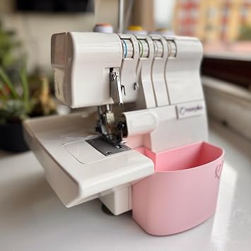 Overlok Makinesi Atık Kutusu – Singer 14SH654, 14SH754, 14HD854, HD0405S, S010L Modelleriyle Uyumlu – İplik ve Kumaş Artıkları İçin 3D Yazıcı Üretimi Çöp Kutusu, Pembe, XL [Enerji Sınıfı A]