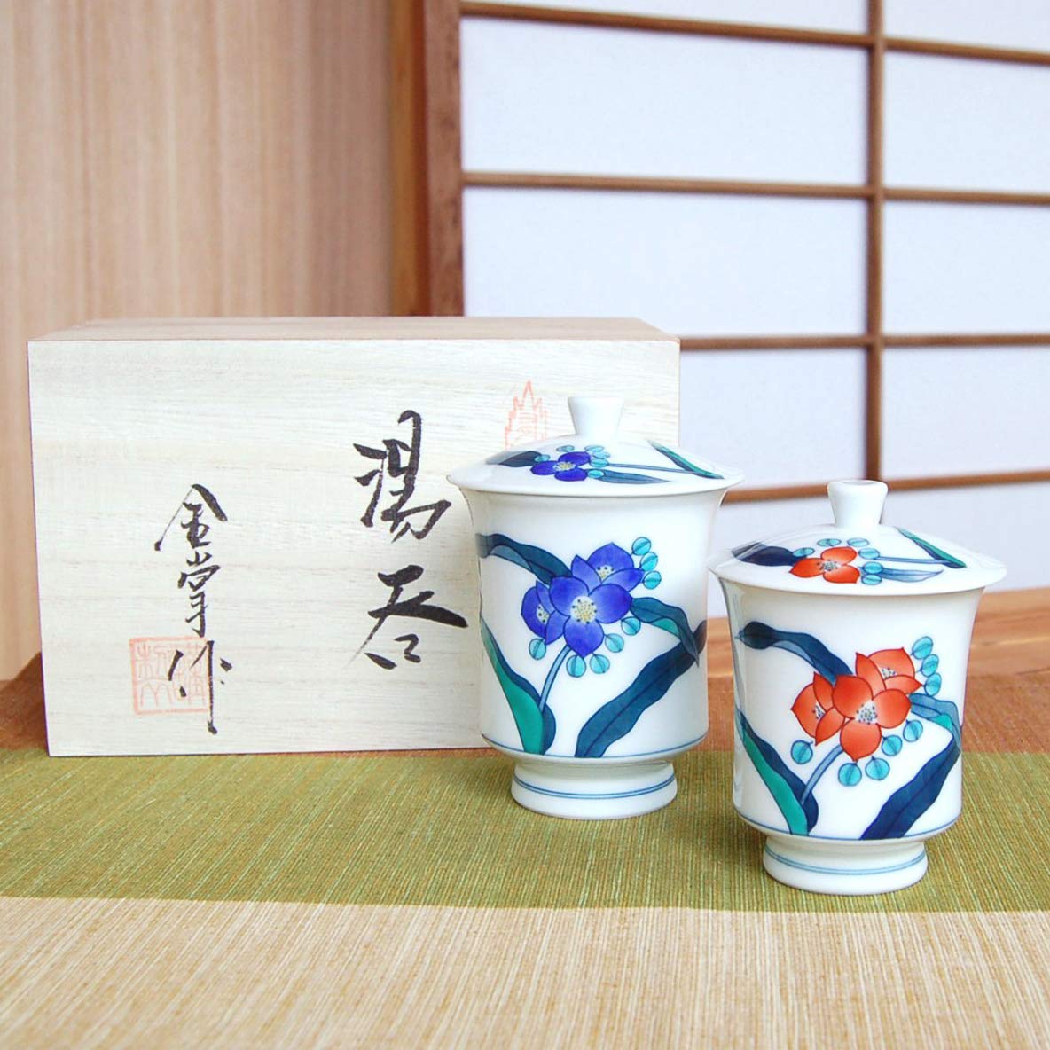 有田焼 色鍋島内山水岩牡丹（大）蓋付湯呑 ◇ 有田焼を代表する名窯