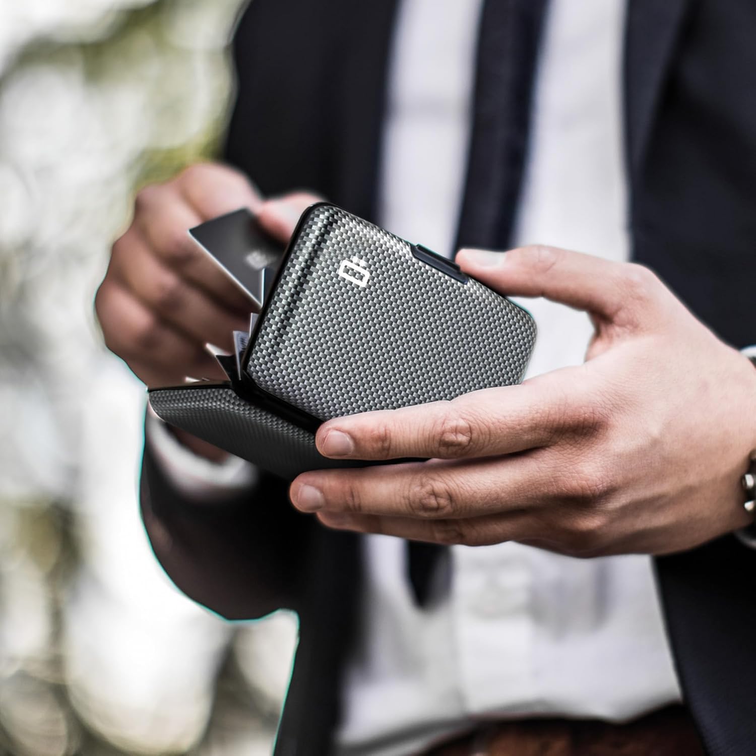 ÖGON -DESIGNS- Aluminum card holder, RFID Protection against fraud and demagnetization, Compact wallet, Smart Case STOCKHOLM V1 model - Image 4