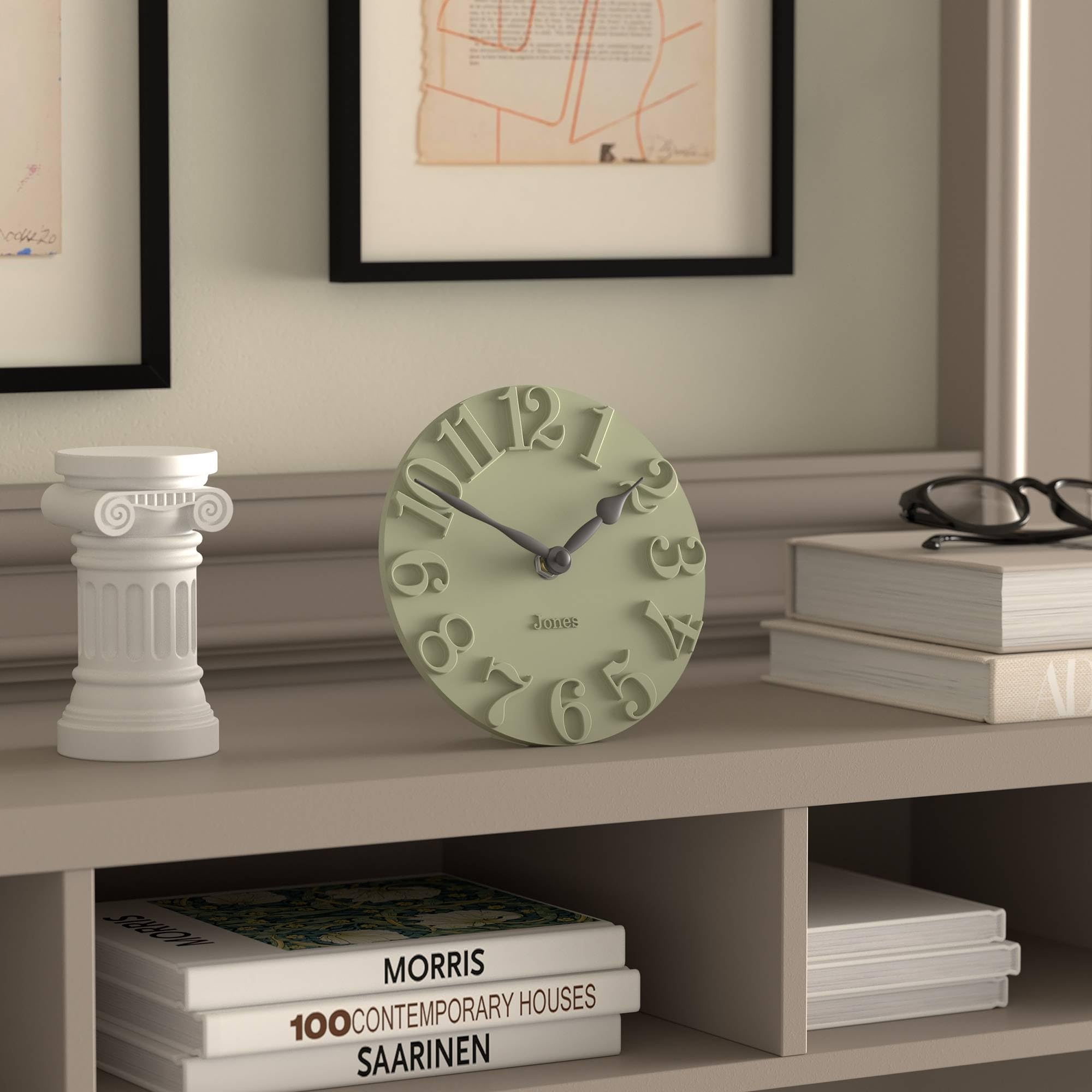 Jones Clocks® Hampstead Orologio da scrivania | Autonomo | Verde salvia | Eleganti numeri modellati in rilievo | Ideale per mensole, camino, soggiorno, ufficio domestico o comodino