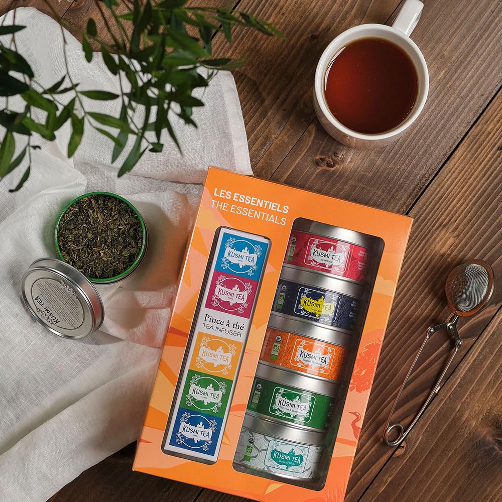 Kusmi Tea - Coffret "Les Essentiels" + Pince à Thé - Assortiment de Thés Bio - Idée Cadeau Homme et Femme - Thés Noirs, Thés Verts et Infusions - Fabriqué en France - 5 Boîtes de 25g