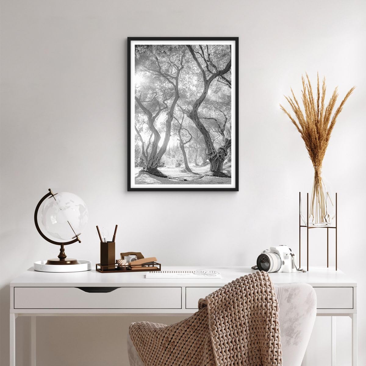 ARTTOR Poster Wandbild Kunstdruck 50x70cm Botanik Schwarz-Weiß - 5354 - P2B | Wald Winter Bäume Vertikal mit schwarzem Rahmen Wohnzimmer Schlafzimmer Küche Büro Wanddeko Kunstposter ARTTOR