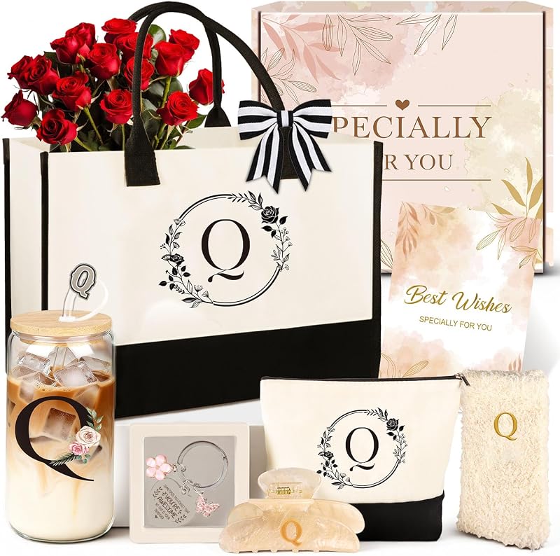 Conjunto de presente Giftota com inicial Q, 9 peças, bolsa de lona, nécessaire de maquiagem, copo de vidro, presilha, meias e chaveiro