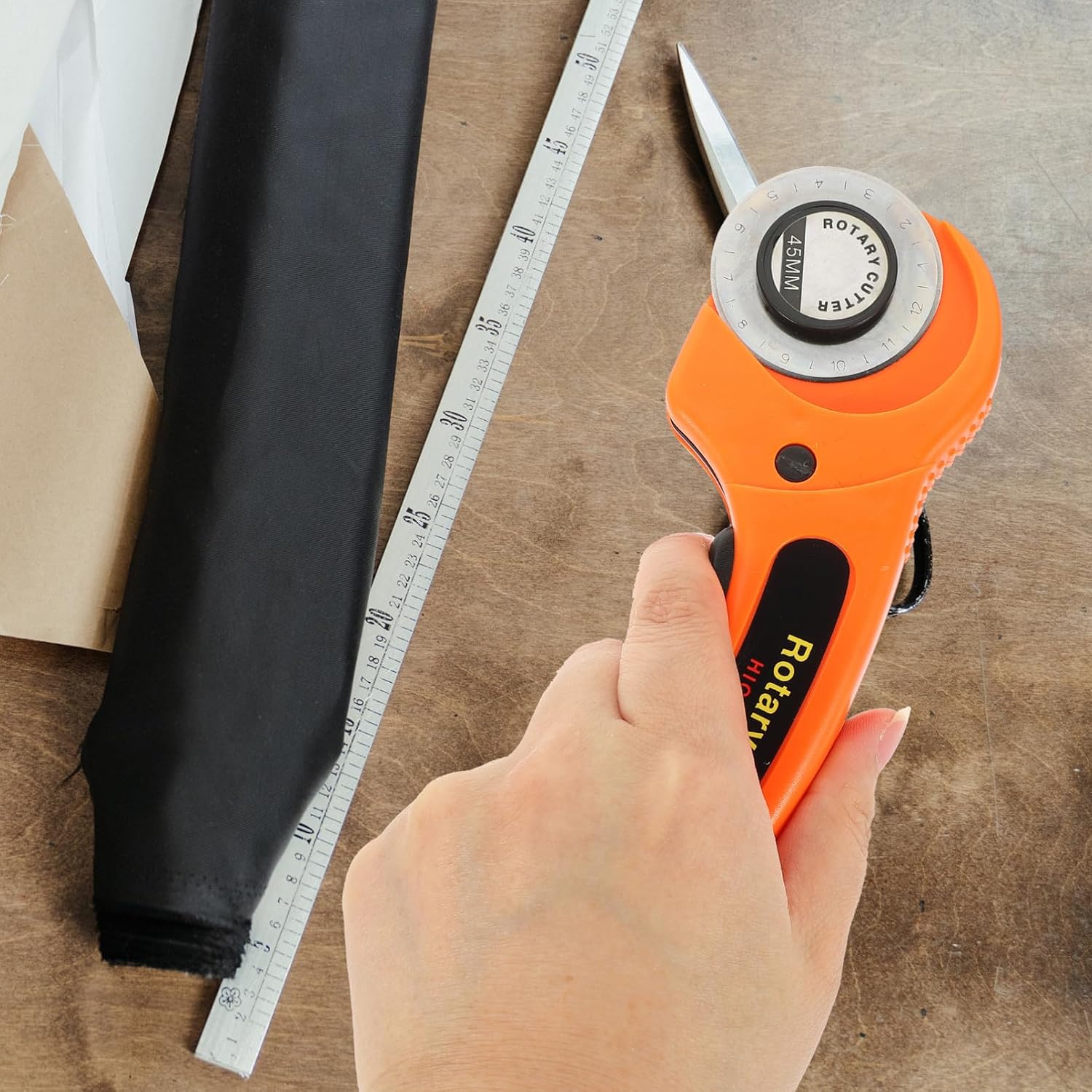 Gadpiparty 1set Rotary Cutter Kit Cutting Mat and Bag Ergonomic Fabric Crafting Tools for Quilting and Sewing and Comfortable for Home and Professional Use