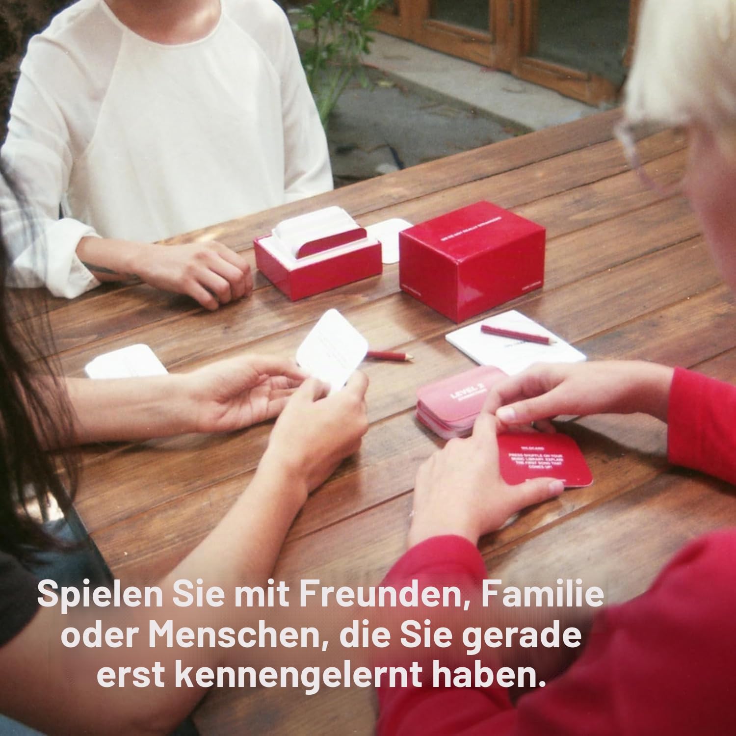 Kartenspiel für We R Not Really Strangers – ein interaktives Gesprächsparty-Kartenspiel für Erwachsene und Eisbrecher für Spieleabend oder Date-Nacht, 15+, 2-6 Spieler (Standard Edition)