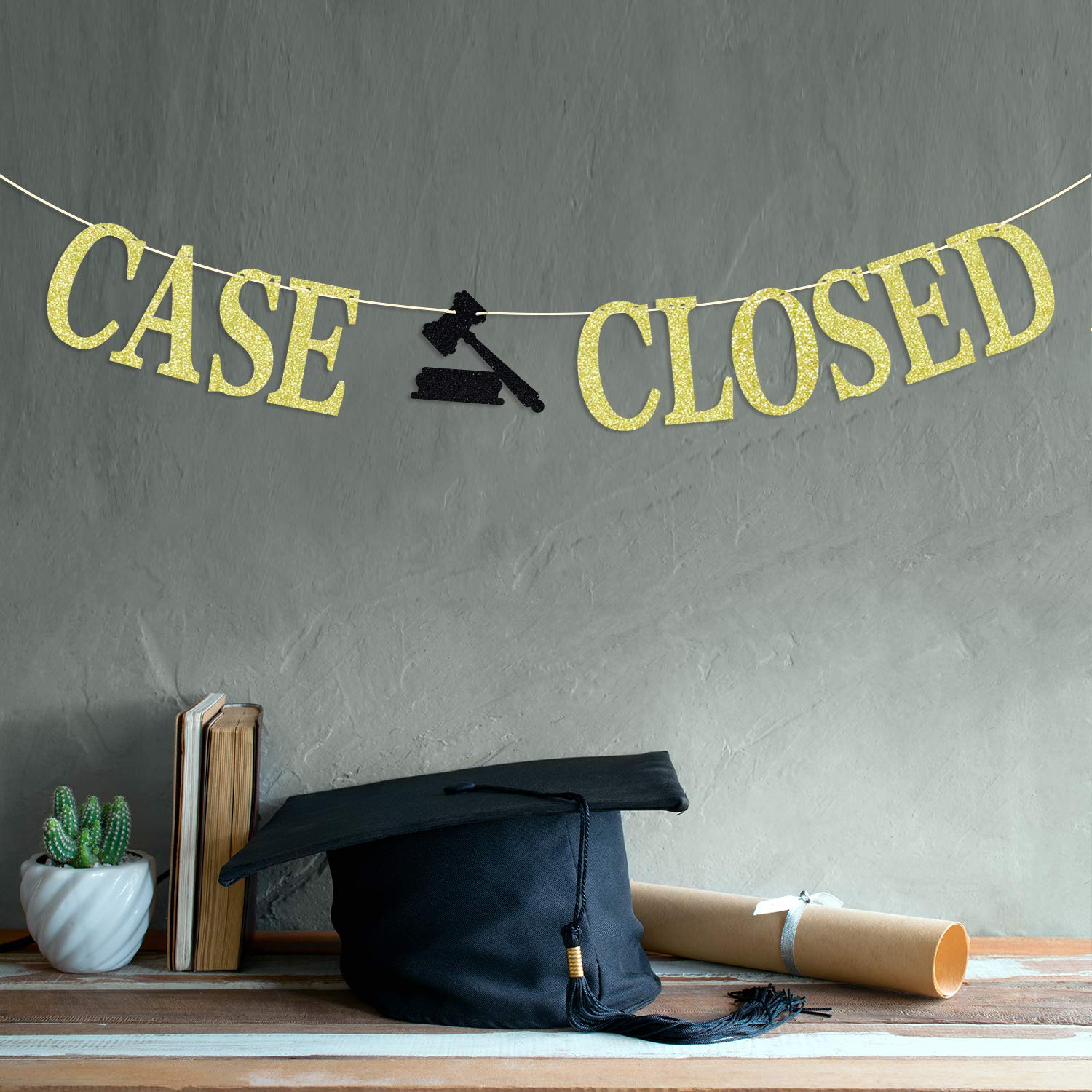 Gold-Glitzer Banner „It's Giving“ – Für Anwälte, Case Closed, Passed The Bar – 2024 Abschlussfeier & Party-Deko