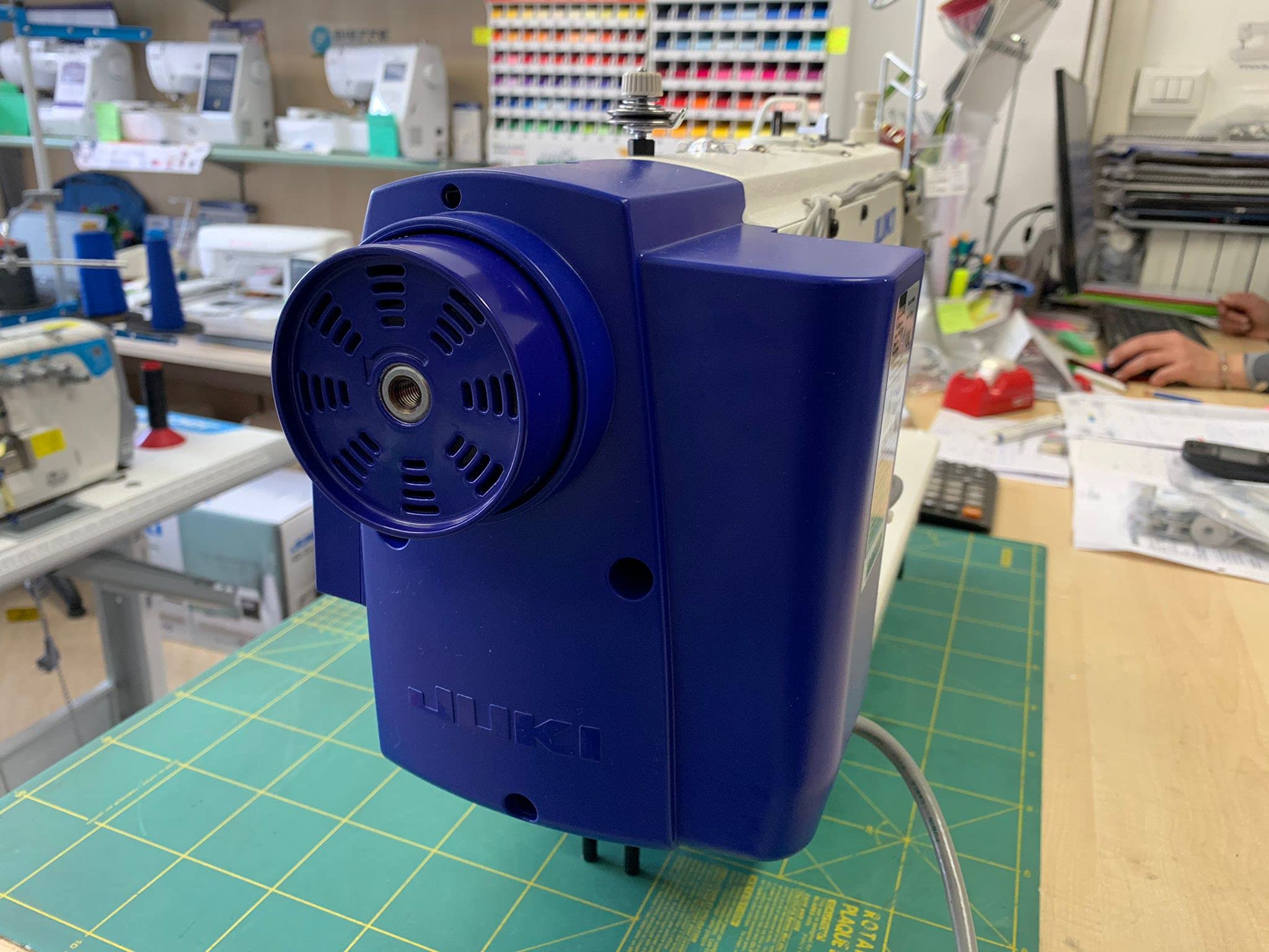 Machine à coudre JUKI 7000 Gris Métallique Automatique Affranchissement Rasoir automatique Couture programmée Moteur intégré