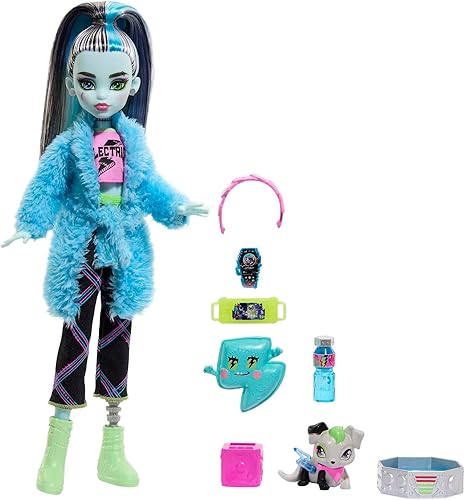 Vista 5 de Monster High Muñeca de fiesta Creepover, Frankie Stein con perro de mascota Watzie, ropa de fiesta de pijamas y accesorios como almohada y bata