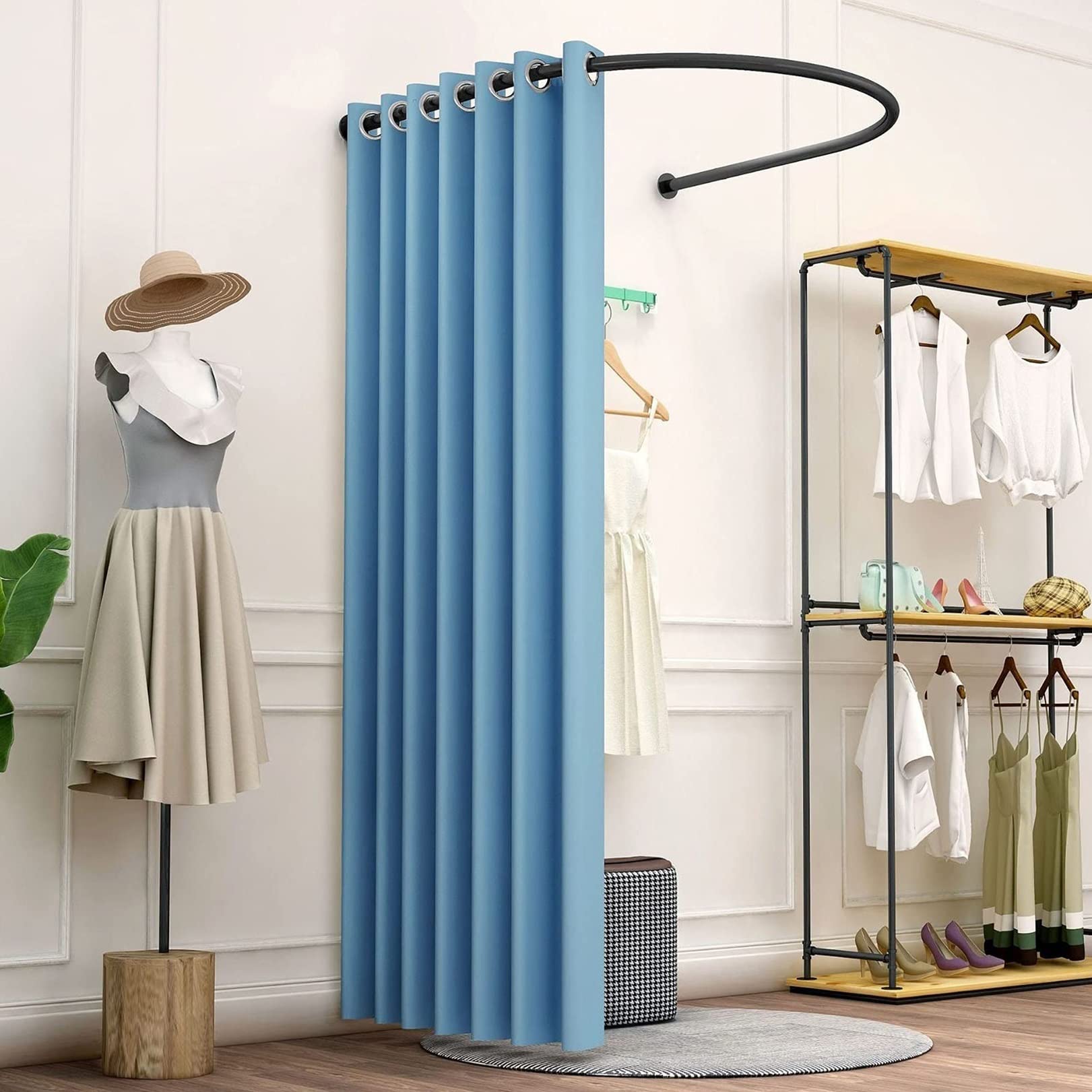 Vestiaire simple en U pour créer un coin d'essayage privé dans un bureau