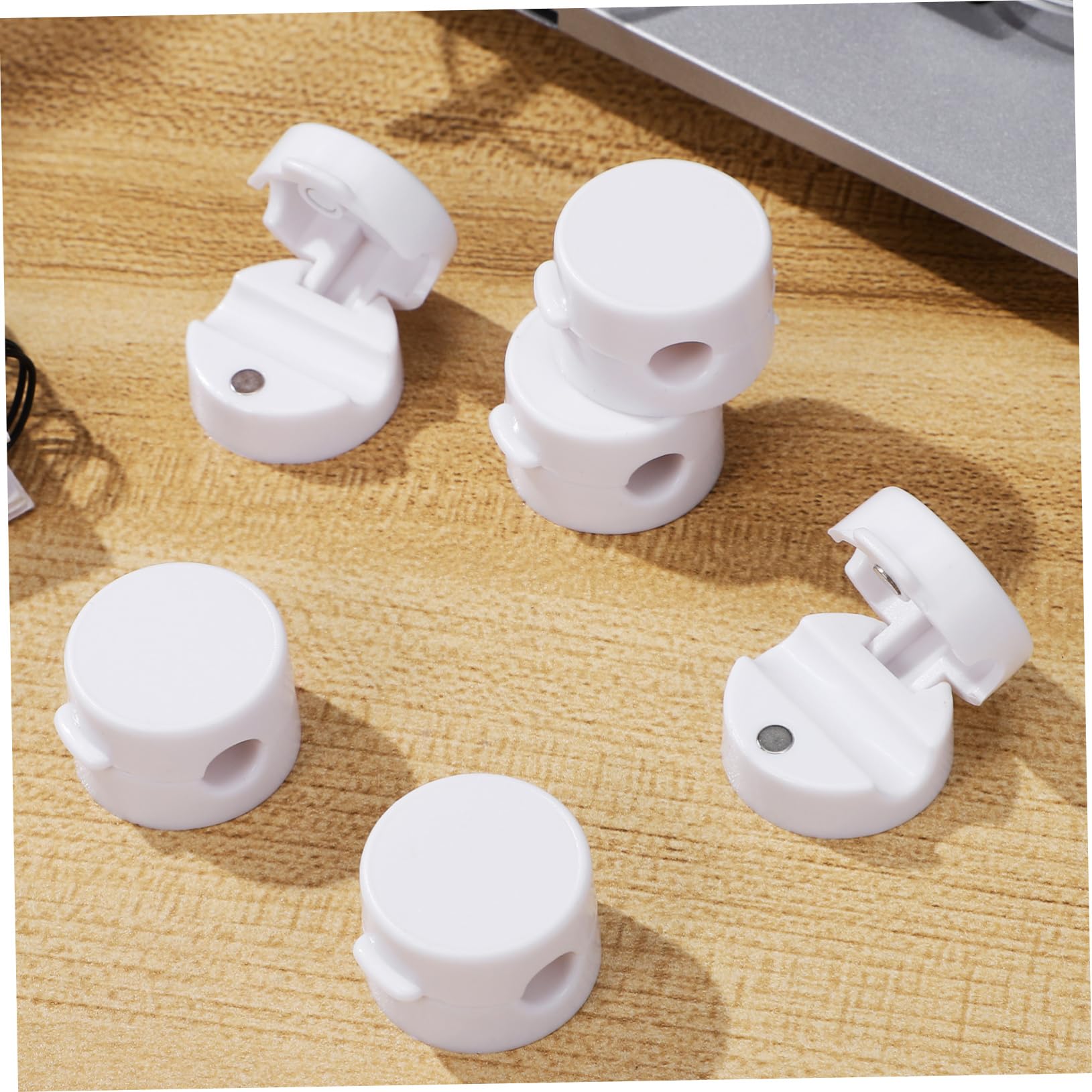 6pezzi Clip Magnetiche per Cavi Organizzatore per Cavi Adesivo Chiusura Magnetica per Auto Uffici Casa Fissaggio Sicuro Tenuta Magnetica Installazione Semplice Applicazione