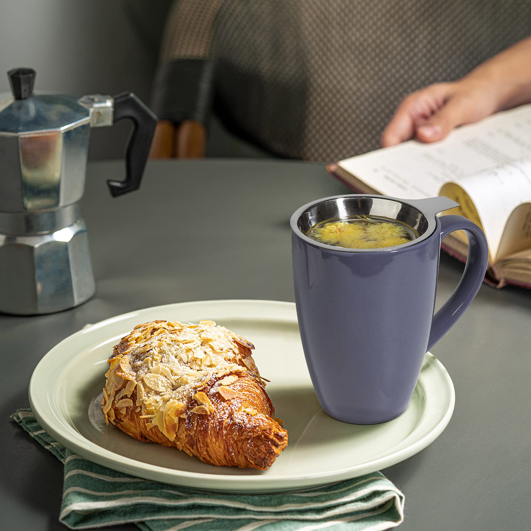 ComSaf Tasse à thé en céramique avec infuseur et couvercle, 473,6 g, grande tasse en porcelaine avec filtre à thé pour thé en vrac, tasse à thé pour bureau, maison, bleu marine