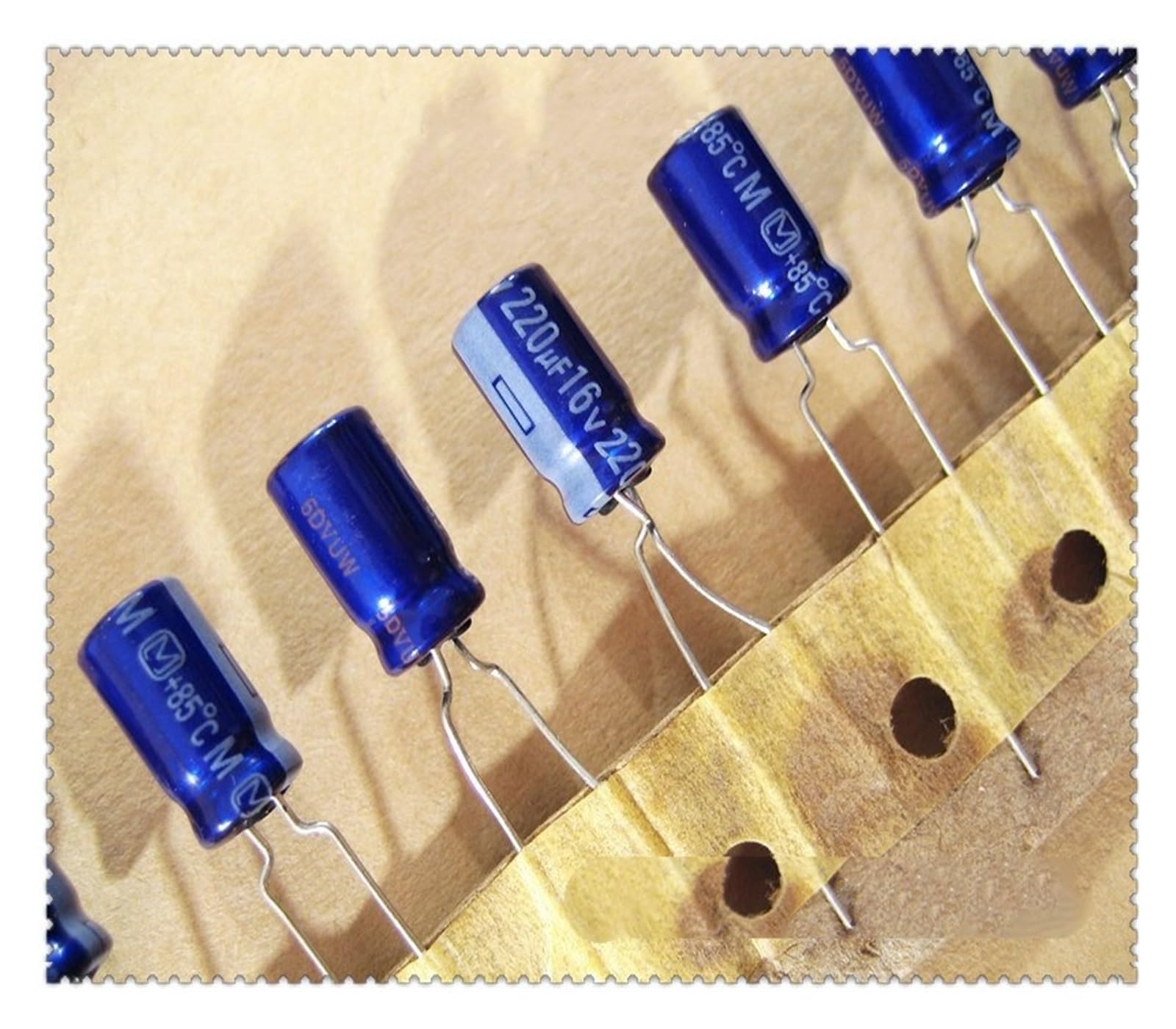 220uF 16V Condensateur électrolytique série M pour circuit électronique