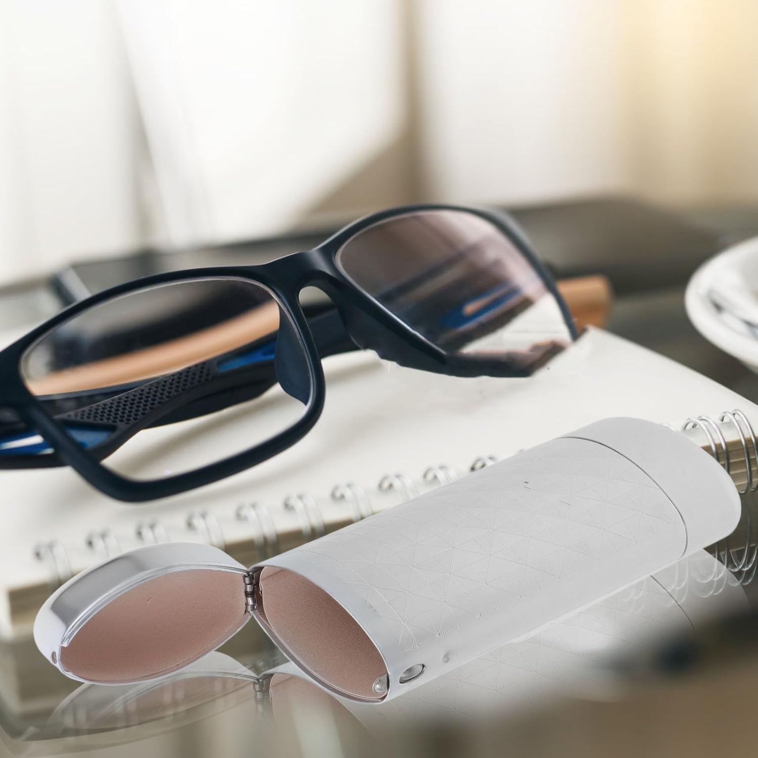 Portable Aluminum Hard Shell Sunglasses Case Silver Compact Eyeglasses Hard Shell Case Protective Travel Eyeglass Container Box for Men and Women