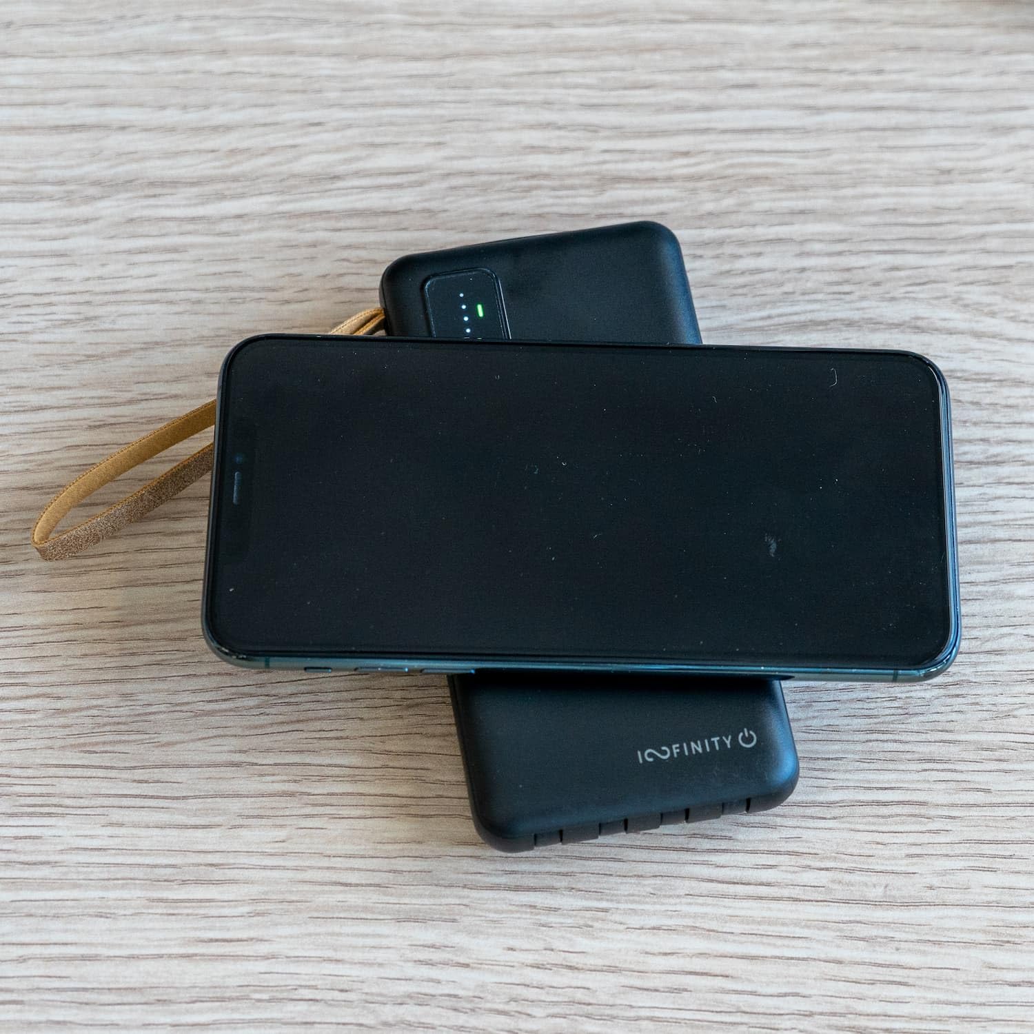 Nomadyczna składana ładowarka solarna z 1 portem USB 10W i zewnętrzną baterią 10 000 mAh z wbudowanym kablem (USB-C, Lighning, Micro USB)