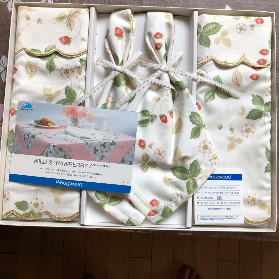 ウェッジウッド ワイルドストロベリー　テーブルクロス・ナプキンセット ウェッジウッド ワイルドストロベリー テーブルクロス・ナプキンセット