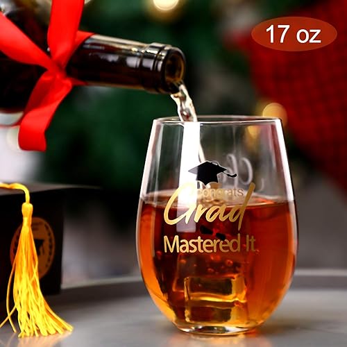 Miniatura 2 de Blulu Copa de vino de graduación 2025, divertida copa universitaria, felicitaciones graduadas masterizadas 17 onzas, tazas grabadas sin tallo para