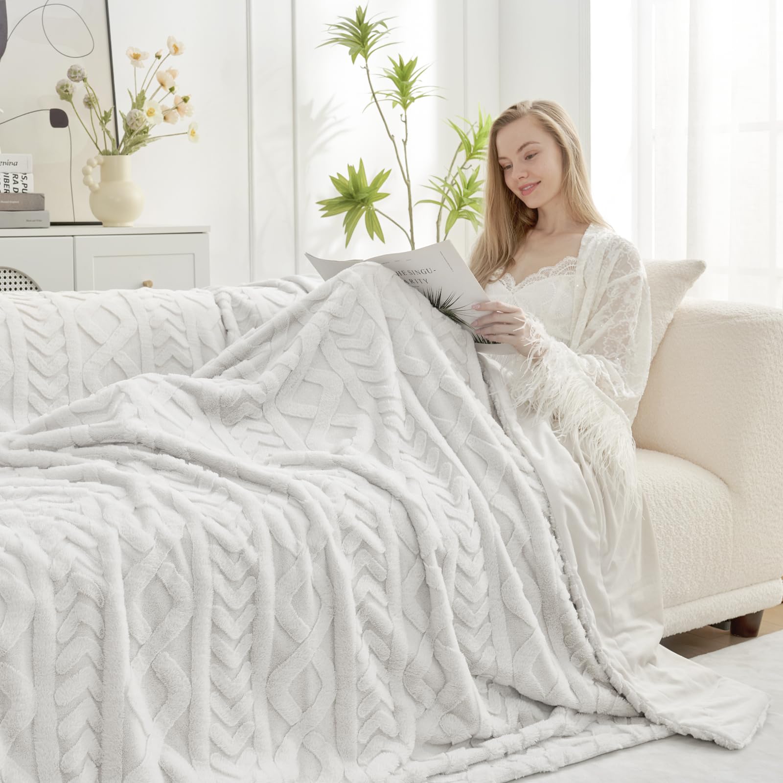 Manta decorativa de piel sintética, de jacquard, mullida, afelpada, suave, gruesa y de verano, para sofá, sala de estar y dormitorio, 50 x 60 pulgadas, color beige 2
