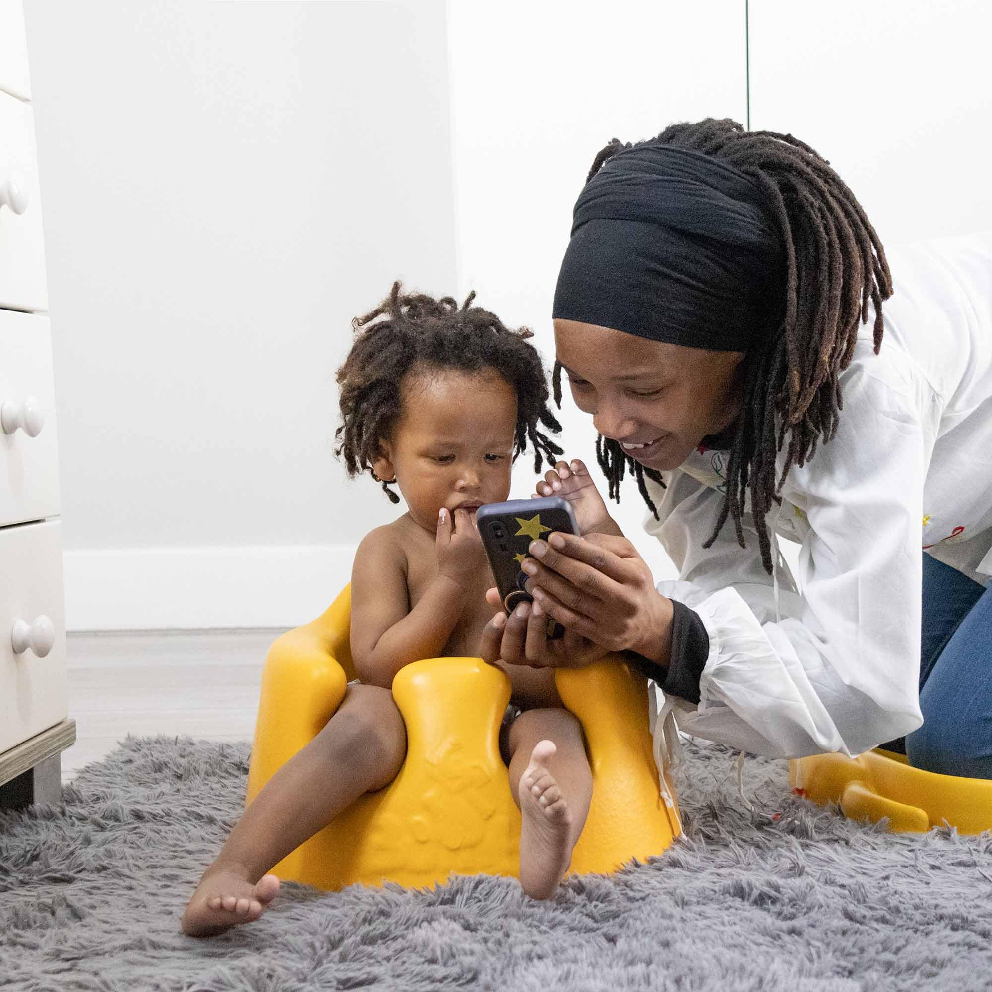 Bumbo Asiento de Suelo para Bebé - Diseño Ergonómico, Fácil de Limpiar, con Arnés de Seguridad - Cómodo y Seguro - Asiento de Apoyo para Bebés de 3 a 12 Meses - Color Amarillo
