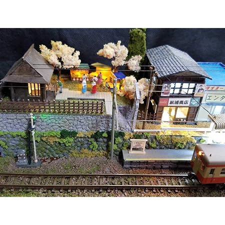 Amazon 超リアル 懐かしい 昭和の街並 鉄道模型 Nゲージ ジオラマ 完成品 Led点灯 車両 バス付 田舎 駅 神社 桜 お祭り レトロ 春 花見 風景 情景 鉄道模型 通販