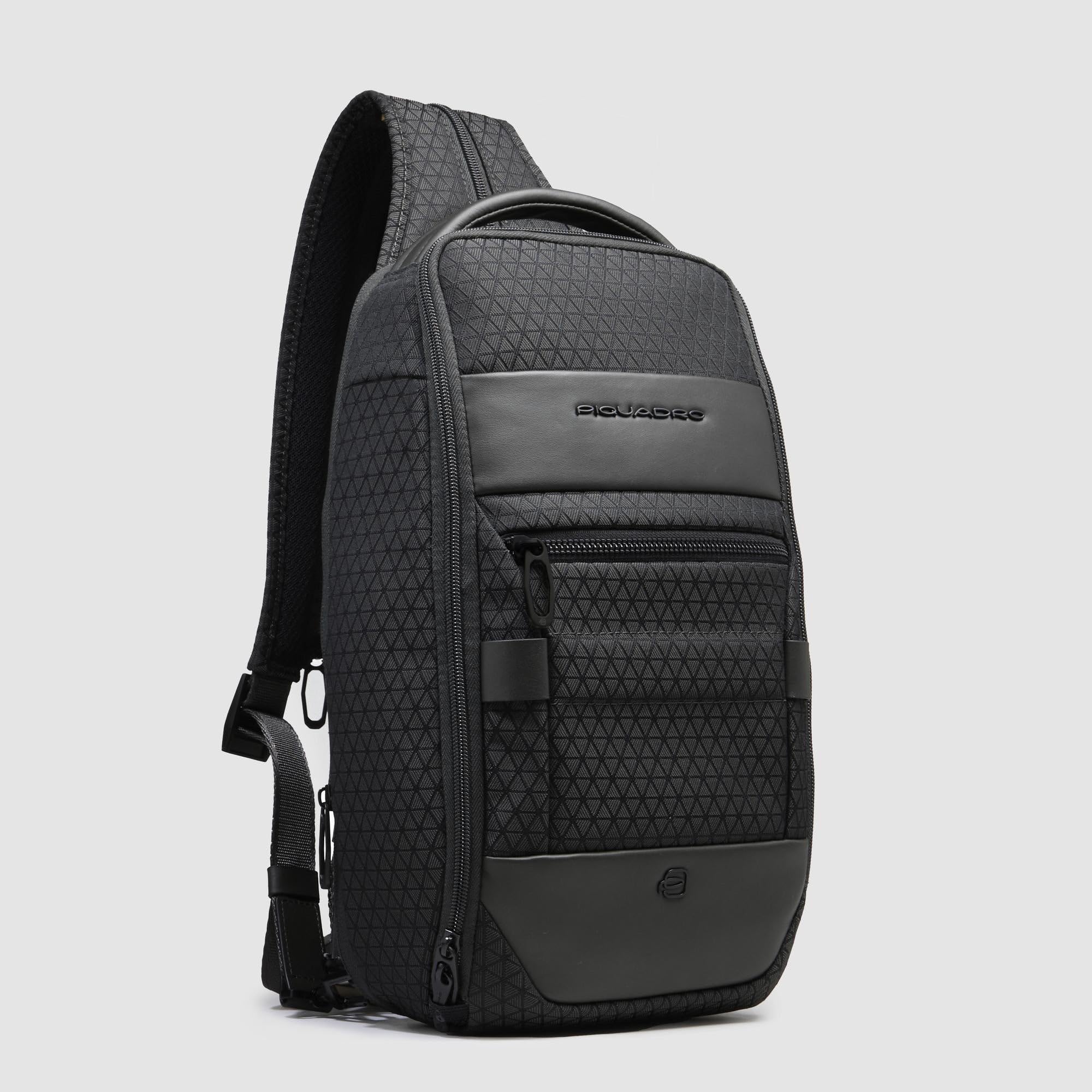 PIQUADRO Zaino monospalla uomo in tessuto riciclato | Aggancio per Trolley, Cinturino ergonomico, Vani organizzati, Elegante e Professionale, Ufficio, Uso quotidiano