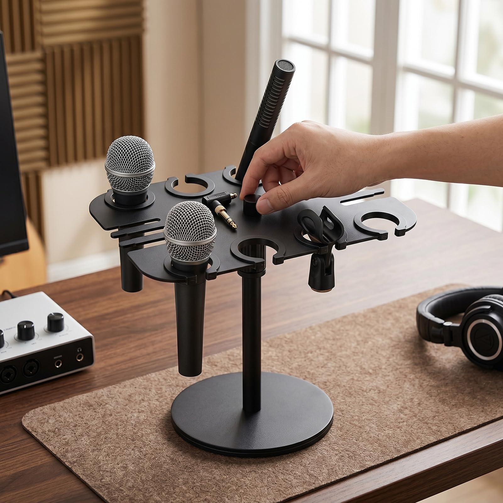 Supporto Multi-Microfono per Microfoni Cablati e Wireless, 8 Slot, Supporto Quadrato per Microfono, Vassoio per Palco, Antivibrazione, Montabile su Scrivania o a parete.
