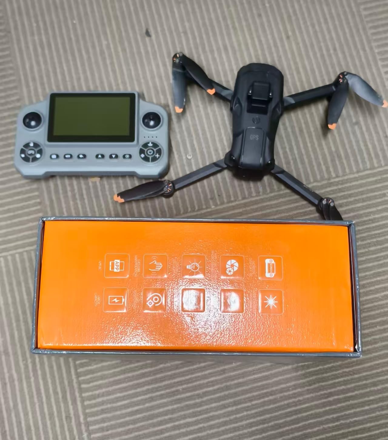 Drone GPS con fotocamera 2K HD, telecomando display 5,1", quadricottero FPV pieghevole per principianti, posizionamento ottico, ritorno con un tasto, evitazione ostacoli, 2 batterie, scheda SD