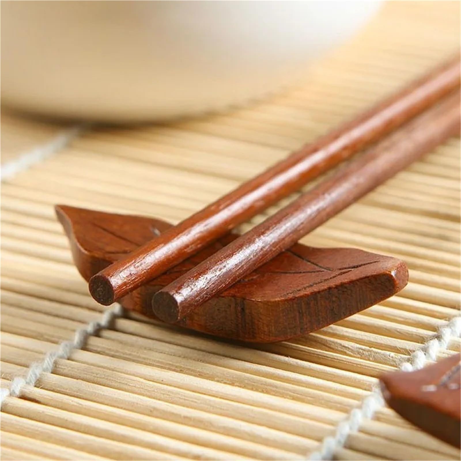 Voyyphixa 2 Paires de Baguettes Japonaises Réutilisables en Bois Chinois avec Support Cadeau Set un Coffret Cadeau pour Cuisine Maison Hôtel Restaurant (Noir