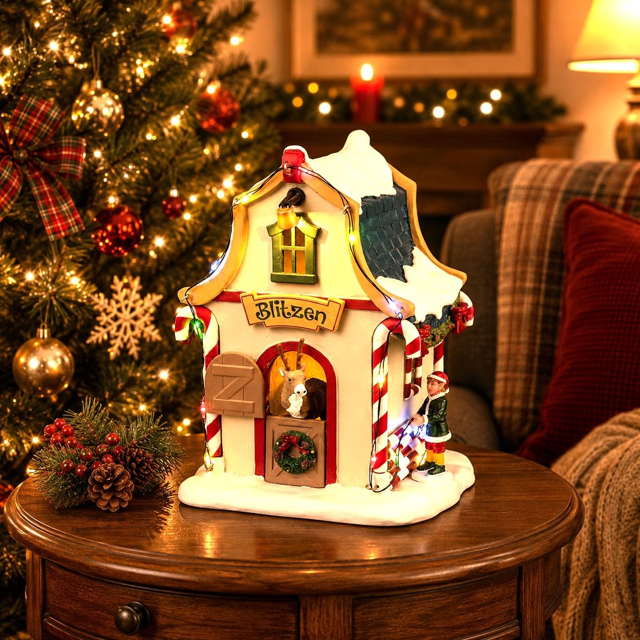 Lemax - Blitzen`s Den: Dekorative Bauernhaus-Skulptur aus Resin, Brown, Red, Green, für Indoor, Weihnachten, 2024, 4.00 x 3.54 x 5.2 inches