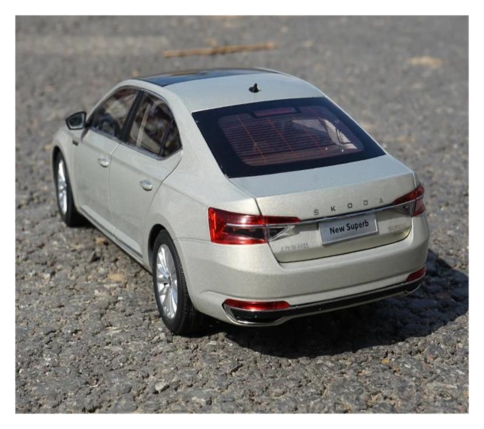 Metallo Scala Replica 1 18 Per SKODA SUPERB Modello Di Auto In Lega Pressofusa Veicoli In Metallo Simulazione Collezione Decorazione Hobby Veicoli Giochi Set