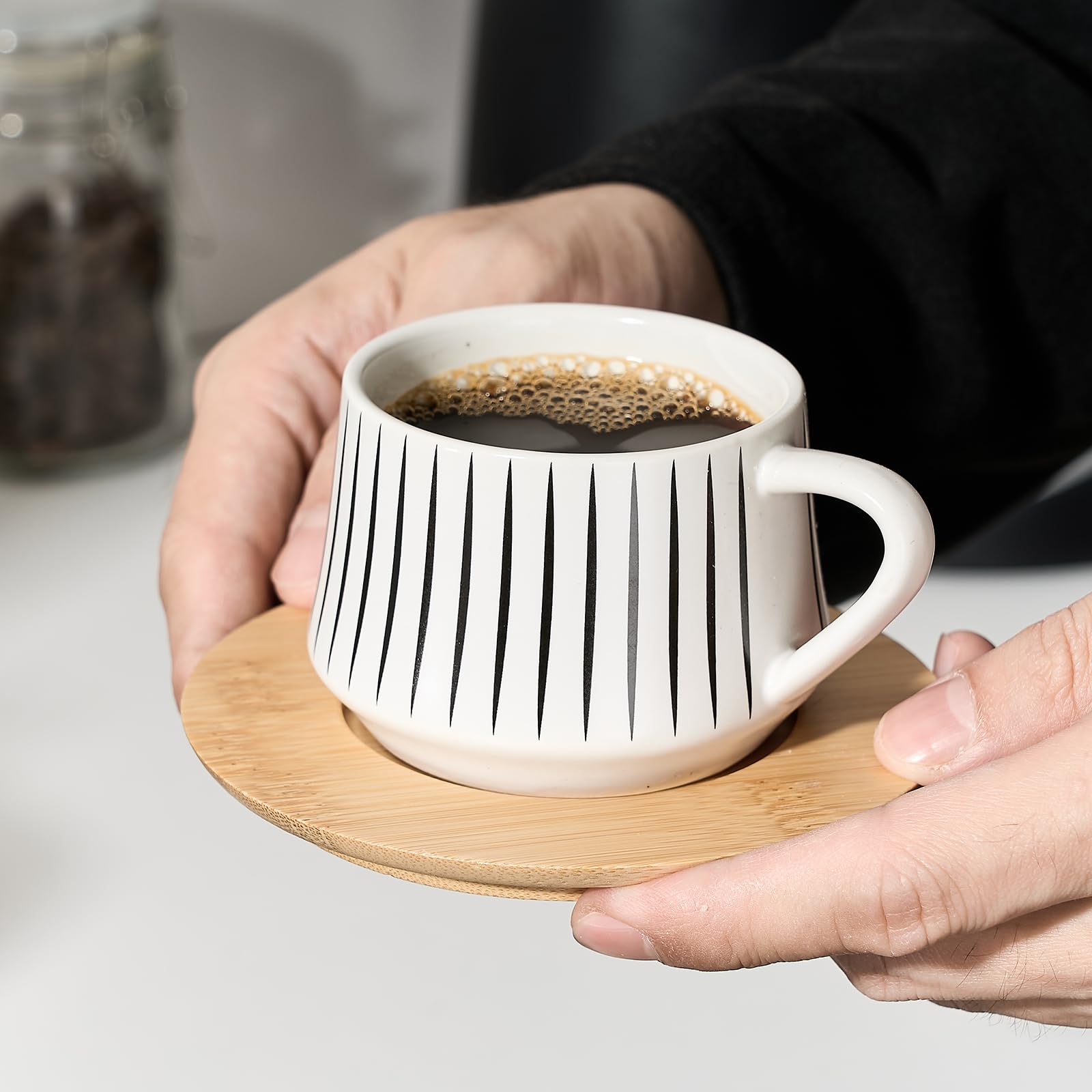 LUKA Juego de 6 tazas de café espresso de cerámica con platillos con soporte de metal, tazas de porcelana Demitasse de 4 onzas para té, espresso, latte, café, café moca, juego de 6, rayas blancas y